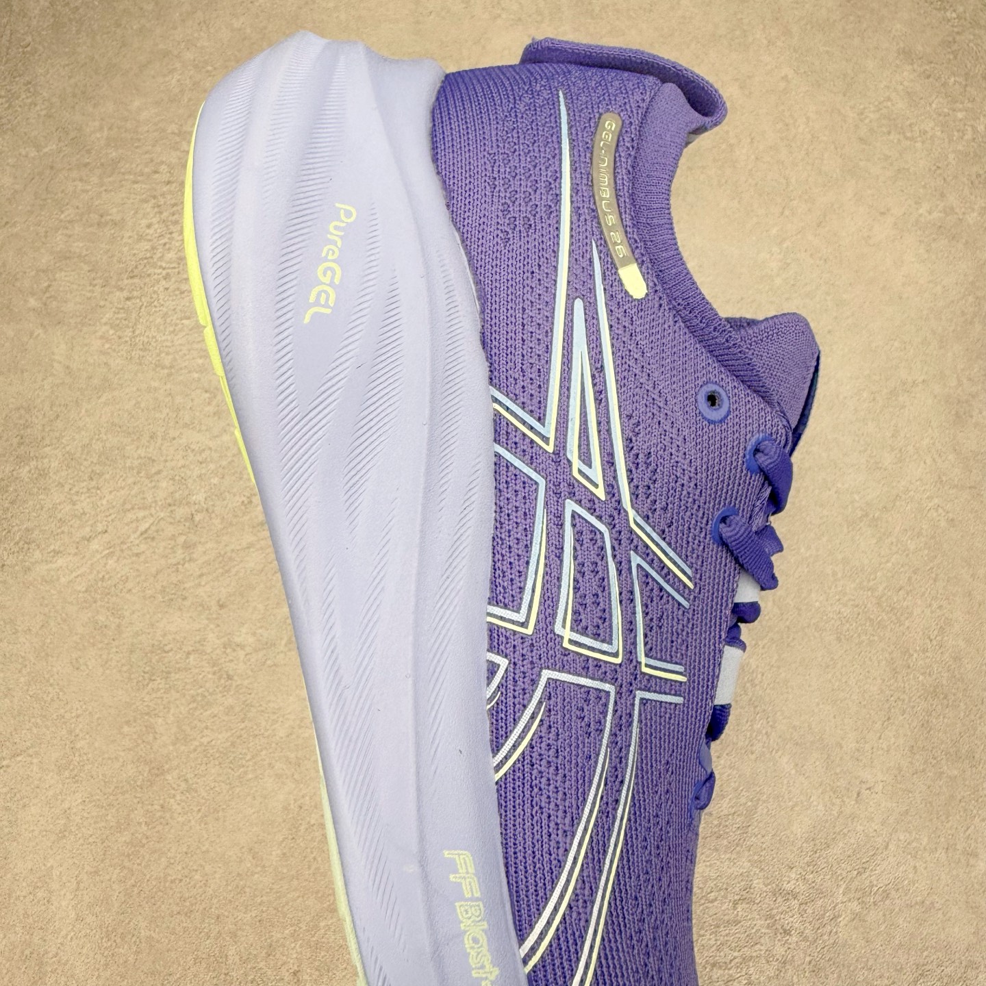 图片[6]-Asics GEL-Nimbus 26 亚瑟士缓震跑鞋 近年复古风潮的势头很旺 ASICS一直坚信保持身体的健康与活力是打造健康快乐的生活方式的最佳途径 ASICS为复古鞋型注入新设计 为玩家的街头穿搭提供了更多可能 GEL-NIMBUSTM9运动鞋最初是为中立和仰卧跑步者设计的长距离训练器 采用原始材料和关键细节重新设计 其Y2K时代的工业外观也被大胆的对比和色块所抵消 尺码：36 36.5 37.5 38 38.5 39 40 40.5 41.5 42 42.5 43.5 44 44.5 45-选品中心