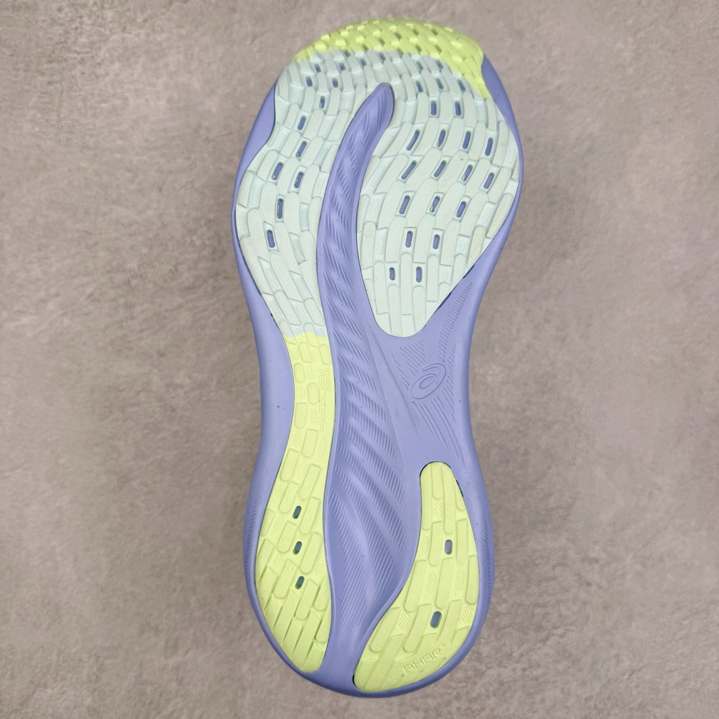 图片[9]-Asics GEL-Nimbus 26 亚瑟士缓震跑鞋 近年复古风潮的势头很旺 ASICS一直坚信保持身体的健康与活力是打造健康快乐的生活方式的最佳途径 ASICS为复古鞋型注入新设计 为玩家的街头穿搭提供了更多可能 GEL-NIMBUSTM9运动鞋最初是为中立和仰卧跑步者设计的长距离训练器 采用原始材料和关键细节重新设计 其Y2K时代的工业外观也被大胆的对比和色块所抵消 尺码：36 36.5 37.5 38 38.5 39 40 40.5 41.5 42 42.5 43.5 44 44.5 45-选品中心