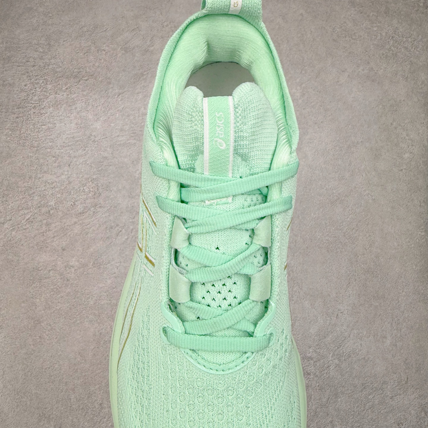 图片[5]-Asics GEL-Nimbus 26 亚瑟士缓震跑鞋 近年复古风潮的势头很旺 ASICS一直坚信保持身体的健康与活力是打造健康快乐的生活方式的最佳途径 ASICS为复古鞋型注入新设计 为玩家的街头穿搭提供了更多可能 GEL-NIMBUSTM9运动鞋最初是为中立和仰卧跑步者设计的长距离训练器 采用原始材料和关键细节重新设计 其Y2K时代的工业外观也被大胆的对比和色块所抵消 尺码：36 36.5 37.5 38 38.5 39 40 40.5 41.5 42 42.5 43.5 44 44.5 45-选品中心