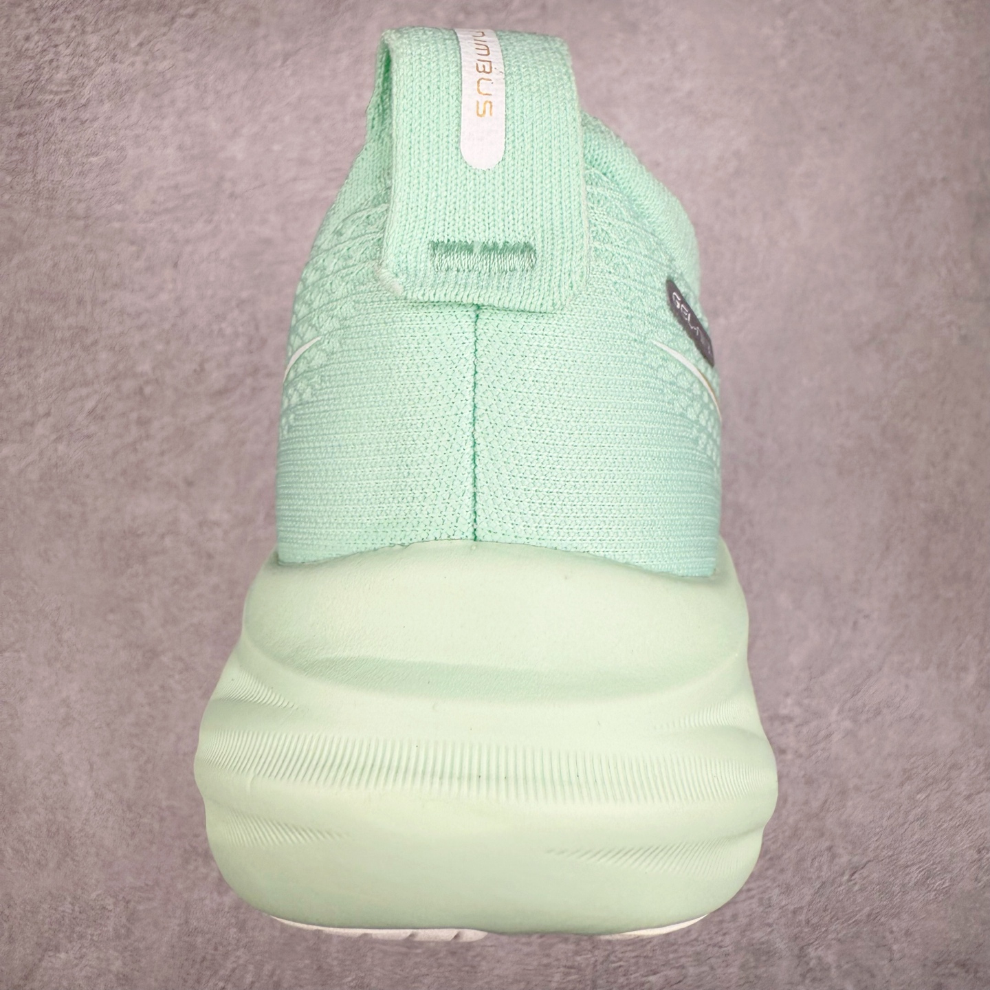 图片[8]-Asics GEL-Nimbus 26 亚瑟士缓震跑鞋 近年复古风潮的势头很旺 ASICS一直坚信保持身体的健康与活力是打造健康快乐的生活方式的最佳途径 ASICS为复古鞋型注入新设计 为玩家的街头穿搭提供了更多可能 GEL-NIMBUSTM9运动鞋最初是为中立和仰卧跑步者设计的长距离训练器 采用原始材料和关键细节重新设计 其Y2K时代的工业外观也被大胆的对比和色块所抵消 尺码：36 36.5 37.5 38 38.5 39 40 40.5 41.5 42 42.5 43.5 44 44.5 45-选品中心