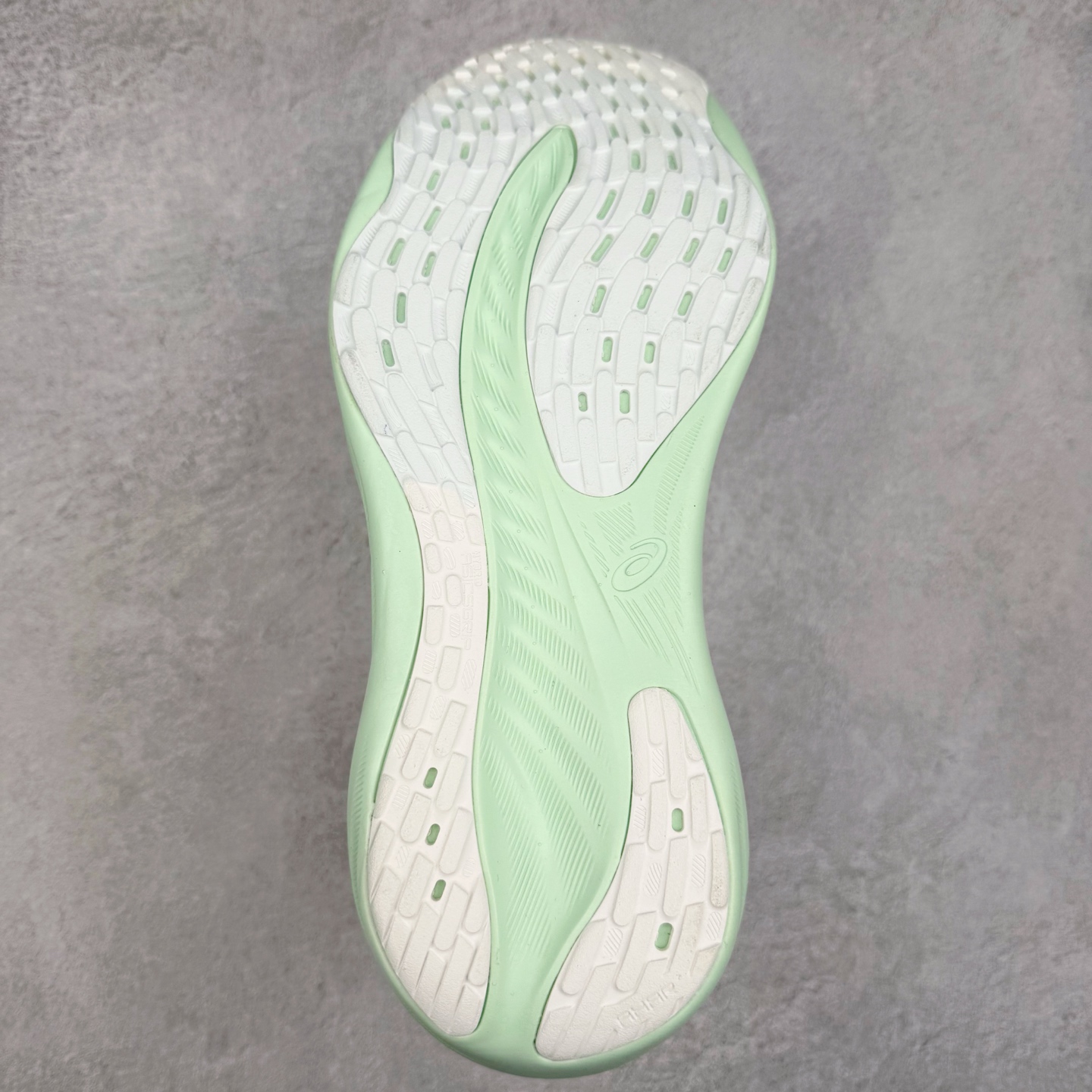 图片[9]-Asics GEL-Nimbus 26 亚瑟士缓震跑鞋 近年复古风潮的势头很旺 ASICS一直坚信保持身体的健康与活力是打造健康快乐的生活方式的最佳途径 ASICS为复古鞋型注入新设计 为玩家的街头穿搭提供了更多可能 GEL-NIMBUSTM9运动鞋最初是为中立和仰卧跑步者设计的长距离训练器 采用原始材料和关键细节重新设计 其Y2K时代的工业外观也被大胆的对比和色块所抵消 尺码：36 36.5 37.5 38 38.5 39 40 40.5 41.5 42 42.5 43.5 44 44.5 45-选品中心