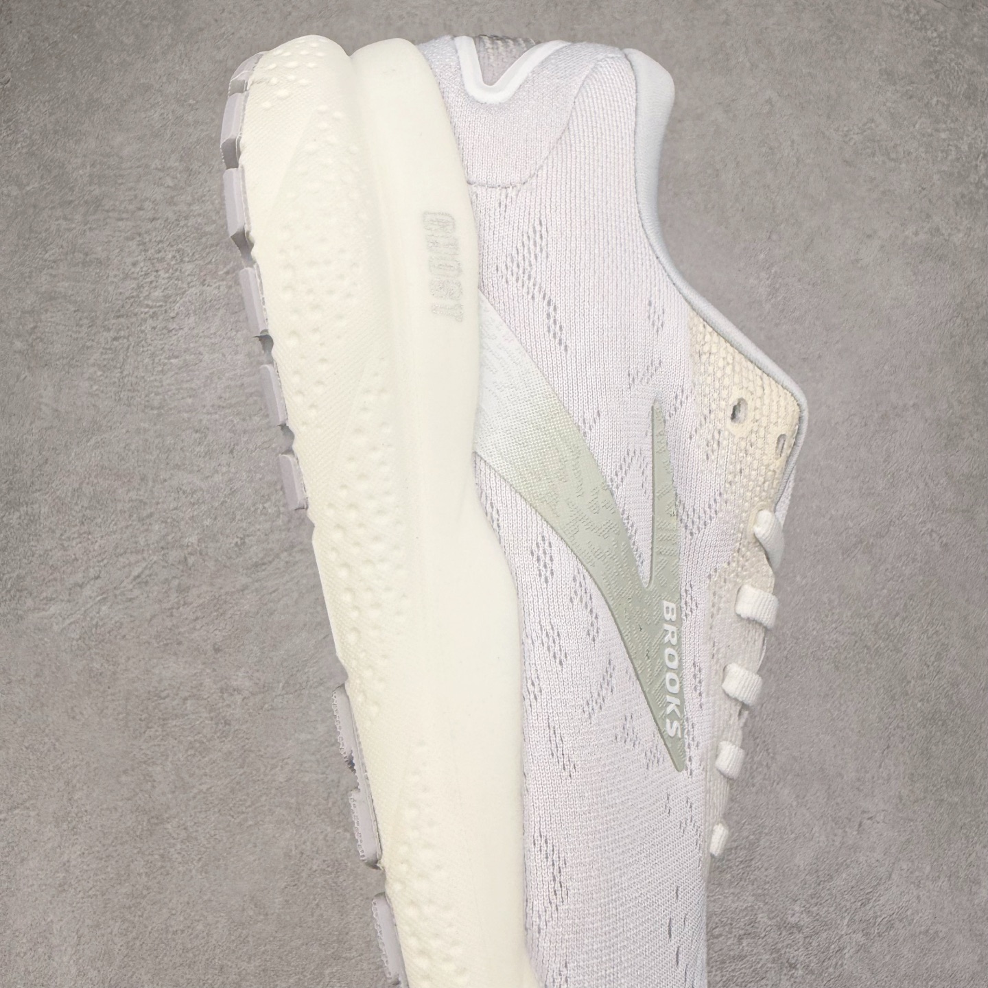 图片[6]-＃DT Brooks布鲁克斯 Ghost 15 马拉松舒适百搭防滑耐磨低帮跑步鞋 Brooks 四大跑鞋之一 百年品牌 跑鞋从外形上基本就能判断这是一款速度跑鞋 简洁干练的外形结构和极强的运动流线型看着非常有速度感 上脚的第一感觉是非常轻 美码9码的鞋单只206g不到 从个人偏好来说 200g左右的竞速鞋最具安全感 鞋面采用单层网布 很薄 前掌使用了大量开放式网眼 排气直接快速 透气性上乘 鞋舌也是轻量化设计 仅为一层麂皮 和脚背完美贴合 鞋舌中央有个防偏穿孔 从实际穿着来看 通常鞋舌都是外偏 如果是防偏穿孔位于中心 防偏效果其实并不十分有效 如果采用趋外侧的偏心设计更有效 鞋帮泡棉填充量不大 但非常紧凑 贴合舒适 包裹稳固 内置硬质TPU保证必要的稳定性 跑鞋中底采用的是DNA FLASH科技材料 DNA FLASH中底科技 是Brooks第一款将氮气注入中底的创新科技 主要原理是借助“超临界流体”发泡技术 将液态氮稳定的转化为气态氮 并使其均匀地形成无数紧密贴合的密闭式气囊结构 尺码：36 36.5 37.5 38 38.5 39 40 40.5 41 42 42.5 43 44 44.5 45 46-选品中心