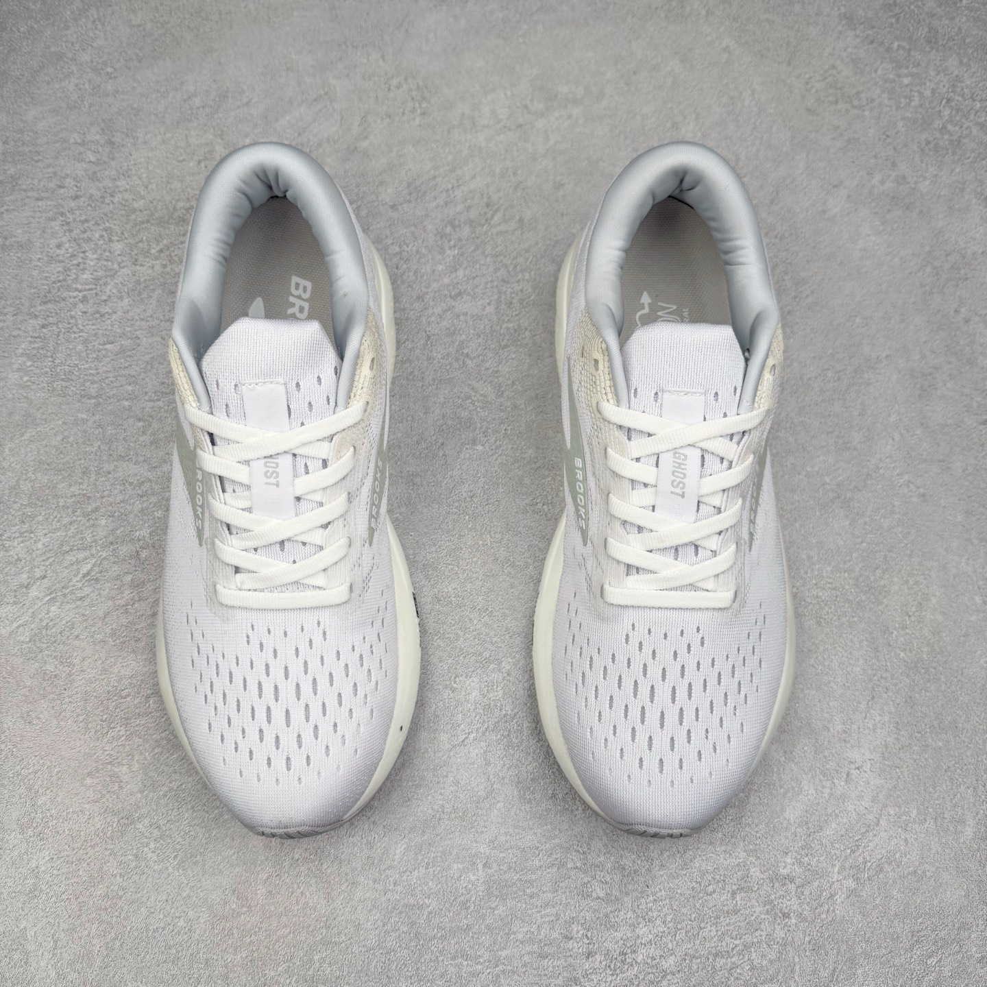 图片[2]-＃DT Brooks布鲁克斯 Ghost 15 马拉松舒适百搭防滑耐磨低帮跑步鞋 Brooks 四大跑鞋之一 百年品牌 跑鞋从外形上基本就能判断这是一款速度跑鞋 简洁干练的外形结构和极强的运动流线型看着非常有速度感 上脚的第一感觉是非常轻 美码9码的鞋单只206g不到 从个人偏好来说 200g左右的竞速鞋最具安全感 鞋面采用单层网布 很薄 前掌使用了大量开放式网眼 排气直接快速 透气性上乘 鞋舌也是轻量化设计 仅为一层麂皮 和脚背完美贴合 鞋舌中央有个防偏穿孔 从实际穿着来看 通常鞋舌都是外偏 如果是防偏穿孔位于中心 防偏效果其实并不十分有效 如果采用趋外侧的偏心设计更有效 鞋帮泡棉填充量不大 但非常紧凑 贴合舒适 包裹稳固 内置硬质TPU保证必要的稳定性 跑鞋中底采用的是DNA FLASH科技材料 DNA FLASH中底科技 是Brooks第一款将氮气注入中底的创新科技 主要原理是借助“超临界流体”发泡技术 将液态氮稳定的转化为气态氮 并使其均匀地形成无数紧密贴合的密闭式气囊结构 尺码：36 36.5 37.5 38 38.5 39 40 40.5 41 42 42.5 43 44 44.5 45 46-选品中心