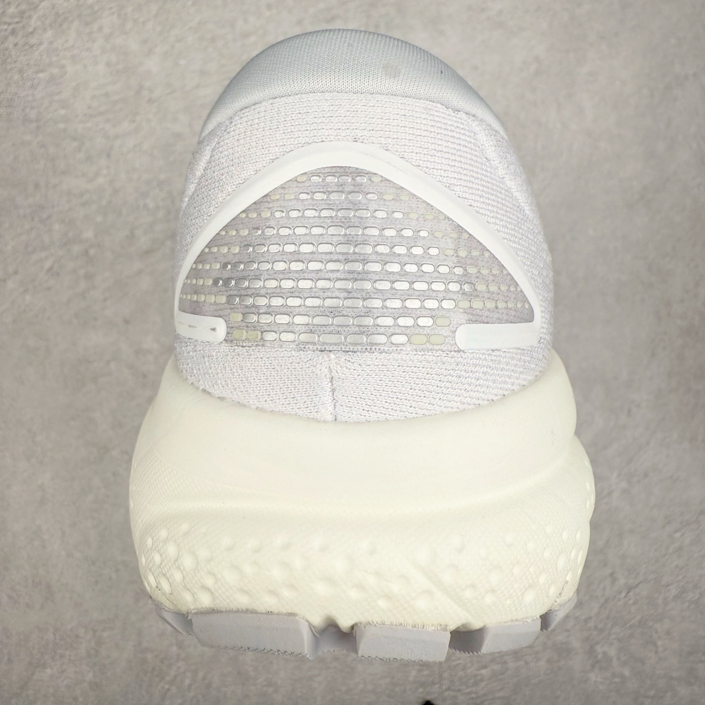 图片[8]-＃DT Brooks布鲁克斯 Ghost 15 马拉松舒适百搭防滑耐磨低帮跑步鞋 Brooks 四大跑鞋之一 百年品牌 跑鞋从外形上基本就能判断这是一款速度跑鞋 简洁干练的外形结构和极强的运动流线型看着非常有速度感 上脚的第一感觉是非常轻 美码9码的鞋单只206g不到 从个人偏好来说 200g左右的竞速鞋最具安全感 鞋面采用单层网布 很薄 前掌使用了大量开放式网眼 排气直接快速 透气性上乘 鞋舌也是轻量化设计 仅为一层麂皮 和脚背完美贴合 鞋舌中央有个防偏穿孔 从实际穿着来看 通常鞋舌都是外偏 如果是防偏穿孔位于中心 防偏效果其实并不十分有效 如果采用趋外侧的偏心设计更有效 鞋帮泡棉填充量不大 但非常紧凑 贴合舒适 包裹稳固 内置硬质TPU保证必要的稳定性 跑鞋中底采用的是DNA FLASH科技材料 DNA FLASH中底科技 是Brooks第一款将氮气注入中底的创新科技 主要原理是借助“超临界流体”发泡技术 将液态氮稳定的转化为气态氮 并使其均匀地形成无数紧密贴合的密闭式气囊结构 尺码：36 36.5 37.5 38 38.5 39 40 40.5 41 42 42.5 43 44 44.5 45 46-选品中心