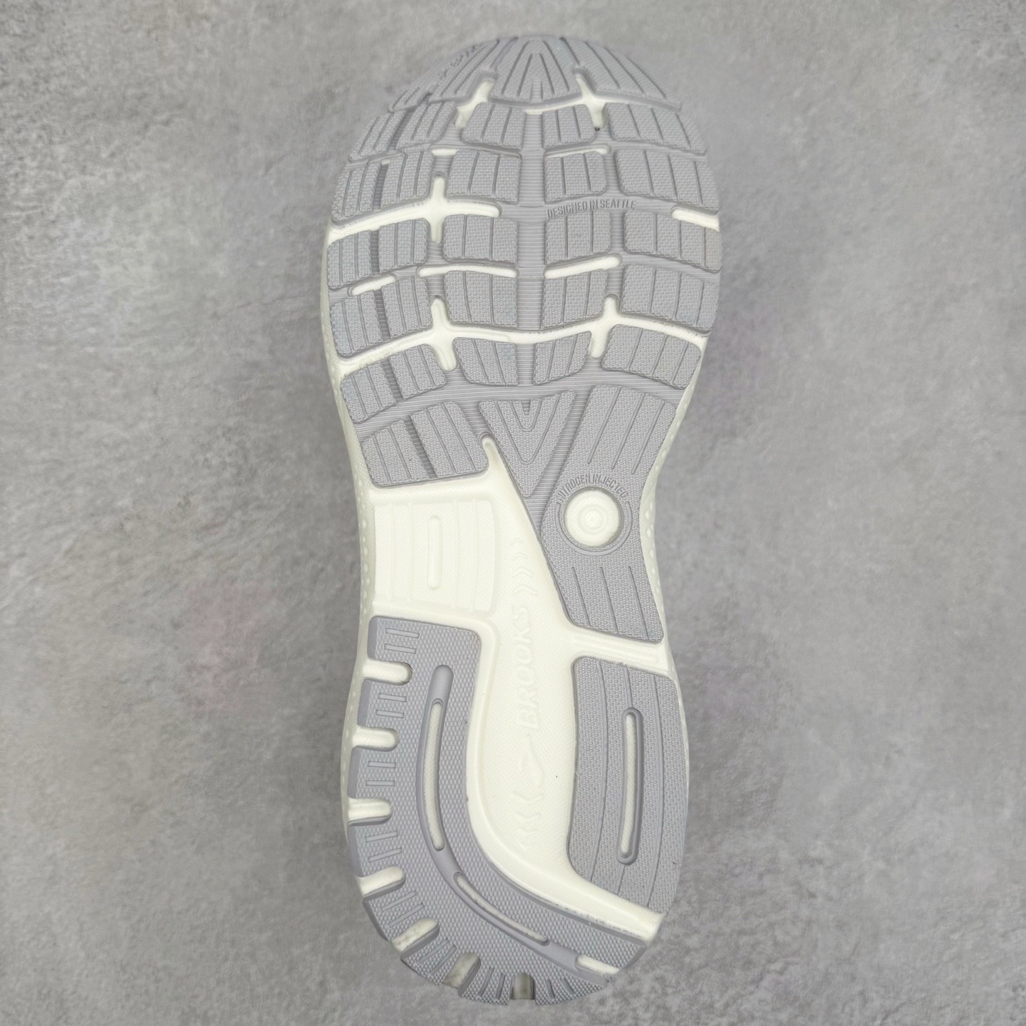 图片[9]-＃DT Brooks布鲁克斯 Ghost 15 马拉松舒适百搭防滑耐磨低帮跑步鞋 Brooks 四大跑鞋之一 百年品牌 跑鞋从外形上基本就能判断这是一款速度跑鞋 简洁干练的外形结构和极强的运动流线型看着非常有速度感 上脚的第一感觉是非常轻 美码9码的鞋单只206g不到 从个人偏好来说 200g左右的竞速鞋最具安全感 鞋面采用单层网布 很薄 前掌使用了大量开放式网眼 排气直接快速 透气性上乘 鞋舌也是轻量化设计 仅为一层麂皮 和脚背完美贴合 鞋舌中央有个防偏穿孔 从实际穿着来看 通常鞋舌都是外偏 如果是防偏穿孔位于中心 防偏效果其实并不十分有效 如果采用趋外侧的偏心设计更有效 鞋帮泡棉填充量不大 但非常紧凑 贴合舒适 包裹稳固 内置硬质TPU保证必要的稳定性 跑鞋中底采用的是DNA FLASH科技材料 DNA FLASH中底科技 是Brooks第一款将氮气注入中底的创新科技 主要原理是借助“超临界流体”发泡技术 将液态氮稳定的转化为气态氮 并使其均匀地形成无数紧密贴合的密闭式气囊结构 尺码：36 36.5 37.5 38 38.5 39 40 40.5 41 42 42.5 43 44 44.5 45 46-选品中心