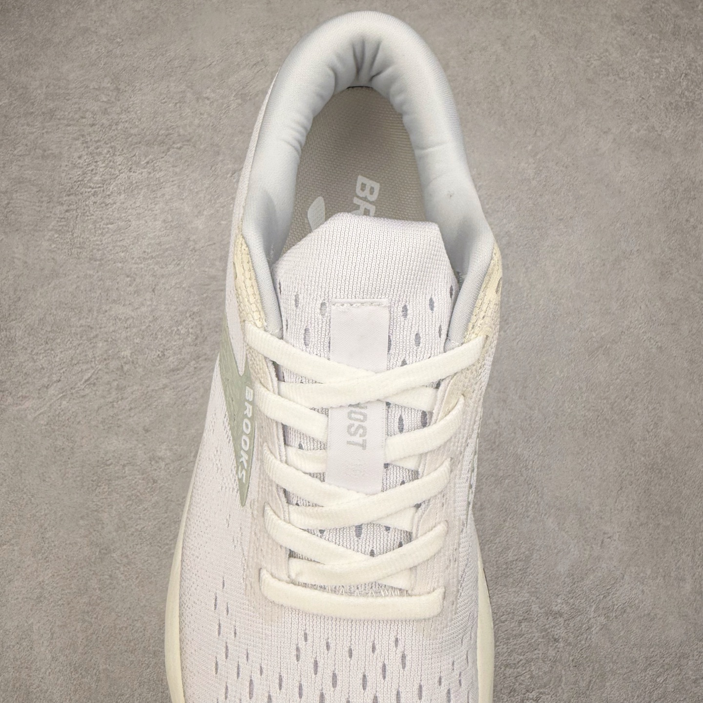 图片[5]-＃DT Brooks布鲁克斯 Ghost 15 马拉松舒适百搭防滑耐磨低帮跑步鞋 Brooks 四大跑鞋之一 百年品牌 跑鞋从外形上基本就能判断这是一款速度跑鞋 简洁干练的外形结构和极强的运动流线型看着非常有速度感 上脚的第一感觉是非常轻 美码9码的鞋单只206g不到 从个人偏好来说 200g左右的竞速鞋最具安全感 鞋面采用单层网布 很薄 前掌使用了大量开放式网眼 排气直接快速 透气性上乘 鞋舌也是轻量化设计 仅为一层麂皮 和脚背完美贴合 鞋舌中央有个防偏穿孔 从实际穿着来看 通常鞋舌都是外偏 如果是防偏穿孔位于中心 防偏效果其实并不十分有效 如果采用趋外侧的偏心设计更有效 鞋帮泡棉填充量不大 但非常紧凑 贴合舒适 包裹稳固 内置硬质TPU保证必要的稳定性 跑鞋中底采用的是DNA FLASH科技材料 DNA FLASH中底科技 是Brooks第一款将氮气注入中底的创新科技 主要原理是借助“超临界流体”发泡技术 将液态氮稳定的转化为气态氮 并使其均匀地形成无数紧密贴合的密闭式气囊结构 尺码：36 36.5 37.5 38 38.5 39 40 40.5 41 42 42.5 43 44 44.5 45 46-选品中心