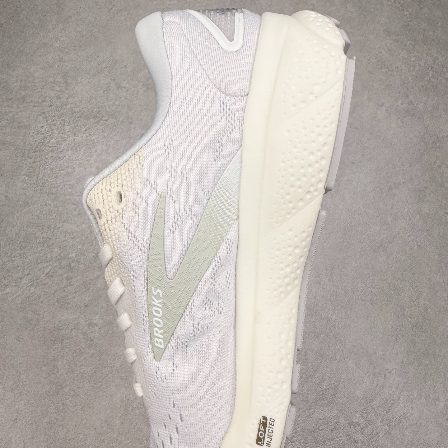 图片[7]-＃DT Brooks布鲁克斯 Ghost 15 马拉松舒适百搭防滑耐磨低帮跑步鞋 Brooks 四大跑鞋之一 百年品牌 跑鞋从外形上基本就能判断这是一款速度跑鞋 简洁干练的外形结构和极强的运动流线型看着非常有速度感 上脚的第一感觉是非常轻 美码9码的鞋单只206g不到 从个人偏好来说 200g左右的竞速鞋最具安全感 鞋面采用单层网布 很薄 前掌使用了大量开放式网眼 排气直接快速 透气性上乘 鞋舌也是轻量化设计 仅为一层麂皮 和脚背完美贴合 鞋舌中央有个防偏穿孔 从实际穿着来看 通常鞋舌都是外偏 如果是防偏穿孔位于中心 防偏效果其实并不十分有效 如果采用趋外侧的偏心设计更有效 鞋帮泡棉填充量不大 但非常紧凑 贴合舒适 包裹稳固 内置硬质TPU保证必要的稳定性 跑鞋中底采用的是DNA FLASH科技材料 DNA FLASH中底科技 是Brooks第一款将氮气注入中底的创新科技 主要原理是借助“超临界流体”发泡技术 将液态氮稳定的转化为气态氮 并使其均匀地形成无数紧密贴合的密闭式气囊结构 尺码：36 36.5 37.5 38 38.5 39 40 40.5 41 42 42.5 43 44 44.5 45 46-选品中心