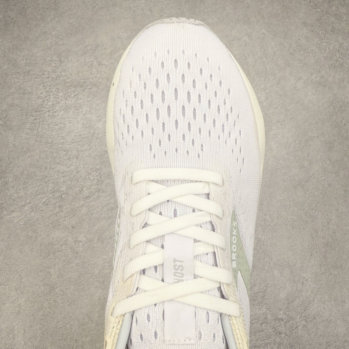 图片[4]-＃DT Brooks布鲁克斯 Ghost 15 马拉松舒适百搭防滑耐磨低帮跑步鞋 Brooks 四大跑鞋之一 百年品牌 跑鞋从外形上基本就能判断这是一款速度跑鞋 简洁干练的外形结构和极强的运动流线型看着非常有速度感 上脚的第一感觉是非常轻 美码9码的鞋单只206g不到 从个人偏好来说 200g左右的竞速鞋最具安全感 鞋面采用单层网布 很薄 前掌使用了大量开放式网眼 排气直接快速 透气性上乘 鞋舌也是轻量化设计 仅为一层麂皮 和脚背完美贴合 鞋舌中央有个防偏穿孔 从实际穿着来看 通常鞋舌都是外偏 如果是防偏穿孔位于中心 防偏效果其实并不十分有效 如果采用趋外侧的偏心设计更有效 鞋帮泡棉填充量不大 但非常紧凑 贴合舒适 包裹稳固 内置硬质TPU保证必要的稳定性 跑鞋中底采用的是DNA FLASH科技材料 DNA FLASH中底科技 是Brooks第一款将氮气注入中底的创新科技 主要原理是借助“超临界流体”发泡技术 将液态氮稳定的转化为气态氮 并使其均匀地形成无数紧密贴合的密闭式气囊结构 尺码：36 36.5 37.5 38 38.5 39 40 40.5 41 42 42.5 43 44 44.5 45 46-选品中心