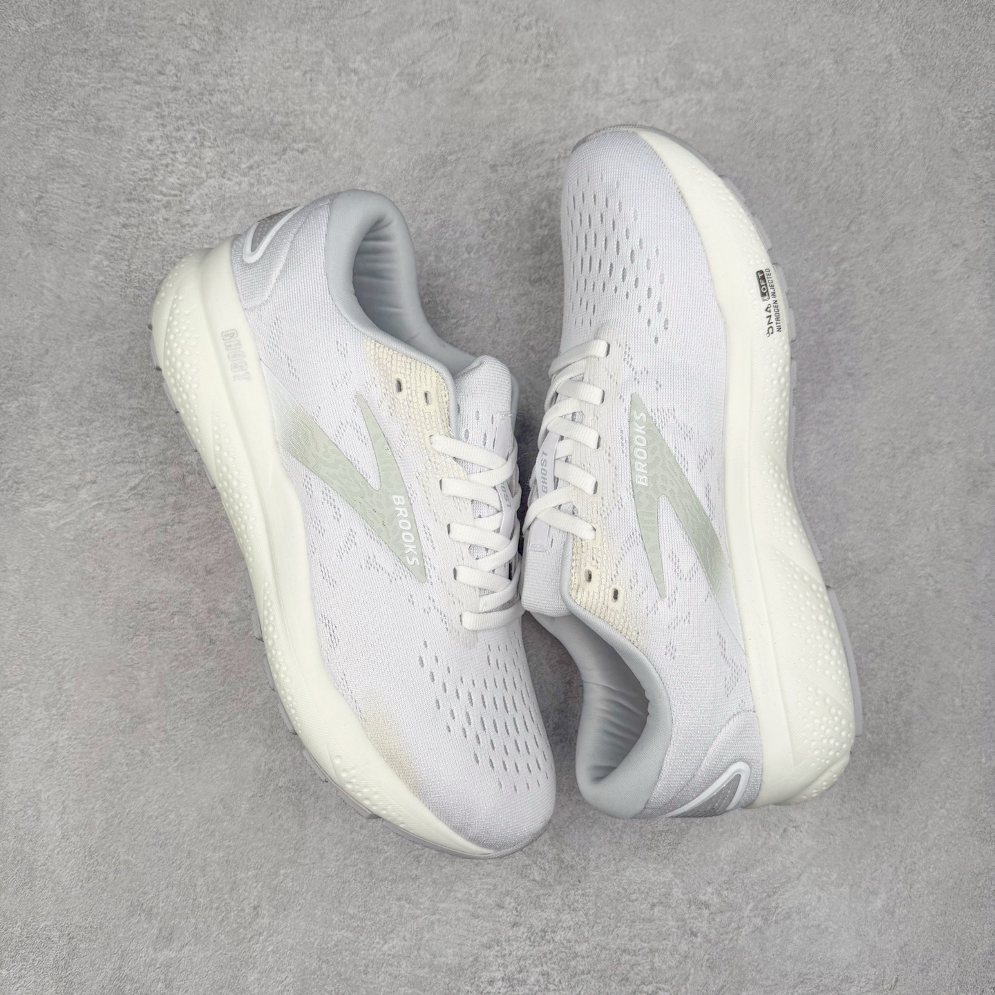 图片[3]-＃DT Brooks布鲁克斯 Ghost 15 马拉松舒适百搭防滑耐磨低帮跑步鞋 Brooks 四大跑鞋之一 百年品牌 跑鞋从外形上基本就能判断这是一款速度跑鞋 简洁干练的外形结构和极强的运动流线型看着非常有速度感 上脚的第一感觉是非常轻 美码9码的鞋单只206g不到 从个人偏好来说 200g左右的竞速鞋最具安全感 鞋面采用单层网布 很薄 前掌使用了大量开放式网眼 排气直接快速 透气性上乘 鞋舌也是轻量化设计 仅为一层麂皮 和脚背完美贴合 鞋舌中央有个防偏穿孔 从实际穿着来看 通常鞋舌都是外偏 如果是防偏穿孔位于中心 防偏效果其实并不十分有效 如果采用趋外侧的偏心设计更有效 鞋帮泡棉填充量不大 但非常紧凑 贴合舒适 包裹稳固 内置硬质TPU保证必要的稳定性 跑鞋中底采用的是DNA FLASH科技材料 DNA FLASH中底科技 是Brooks第一款将氮气注入中底的创新科技 主要原理是借助“超临界流体”发泡技术 将液态氮稳定的转化为气态氮 并使其均匀地形成无数紧密贴合的密闭式气囊结构 尺码：36 36.5 37.5 38 38.5 39 40 40.5 41 42 42.5 43 44 44.5 45 46-选品中心