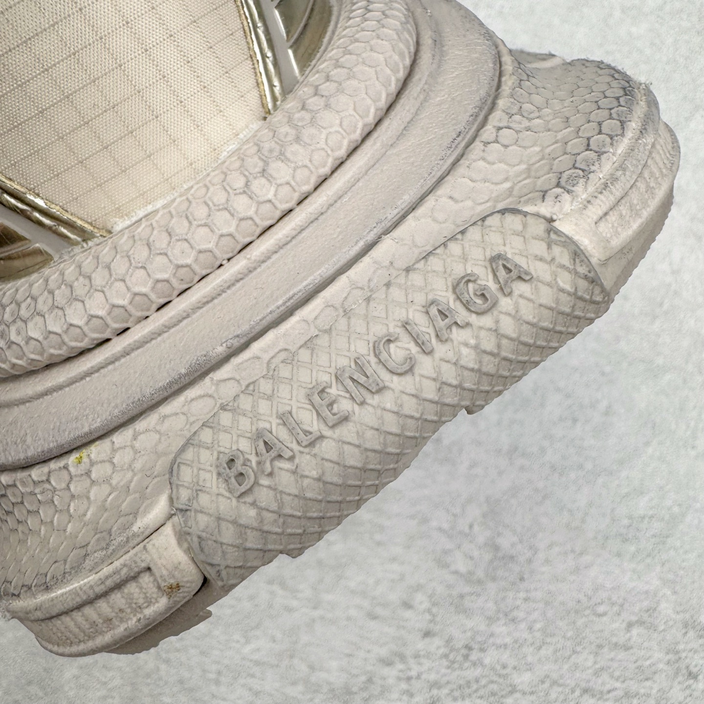 图片[14]-＃VG零售版 BALENCIAGA 3XL Sneakers 巴黎世家十代网布系带低帮走秀复古老爹鞋 全套原纸板楦头开发 最原汁原味的灵魂版型 全鞋荧光划线卡点 胶水把控整洁度追求极致完美 每一双都是工艺品 多重QC质检 超越公司货的品控标准 实实在在的免检产品 原盒原配 正确字体电绣 粗细、位置、大小正确 侧边TPU 透气孔匹配意产原版 正确分离大底 TPU软底 原版一致大底LOGO 立体感十足 原厂皮料水洗做旧 采购原厂网纱 不含皮革 网布材料和聚氨酯 磨损效果 鞋头边缘和后帮 Balenciaga 徽标 鞋面和后跟凸印尺码 鞋舌 3XL 橡胶品牌标识和反光细节 鞋帮拉袢和鞋舌拉祥 配反光细节 备用鞋带在鞋履前侧 可在穿着前取下 便于不同造型搭配 正常尺码 尺码：35 36 37 38 39 40 41 42 43 44 45 46-选品中心