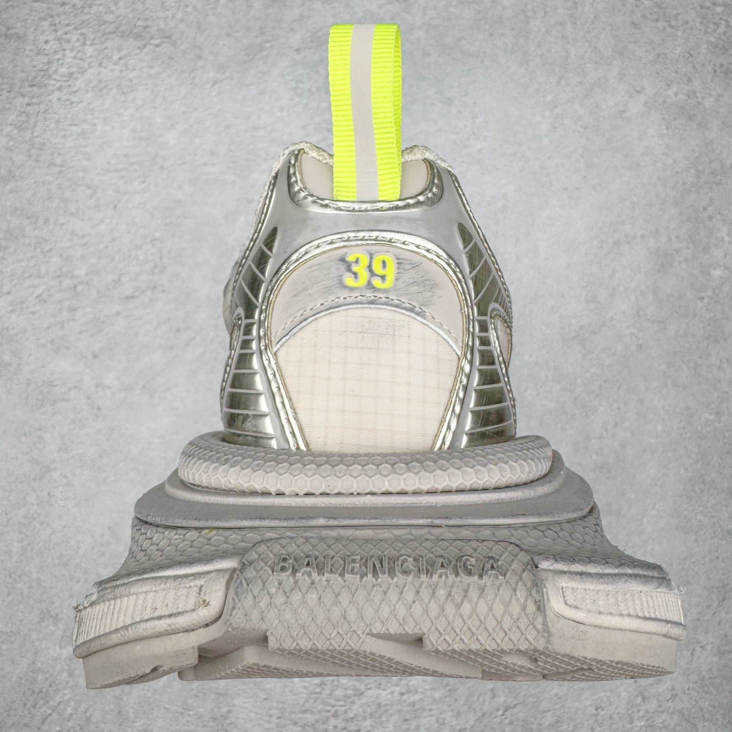 图片[8]-＃VG零售版 BALENCIAGA 3XL Sneakers 巴黎世家十代网布系带低帮走秀复古老爹鞋 全套原纸板楦头开发 最原汁原味的灵魂版型 全鞋荧光划线卡点 胶水把控整洁度追求极致完美 每一双都是工艺品 多重QC质检 超越公司货的品控标准 实实在在的免检产品 原盒原配 正确字体电绣 粗细、位置、大小正确 侧边TPU 透气孔匹配意产原版 正确分离大底 TPU软底 原版一致大底LOGO 立体感十足 原厂皮料水洗做旧 采购原厂网纱 不含皮革 网布材料和聚氨酯 磨损效果 鞋头边缘和后帮 Balenciaga 徽标 鞋面和后跟凸印尺码 鞋舌 3XL 橡胶品牌标识和反光细节 鞋帮拉袢和鞋舌拉祥 配反光细节 备用鞋带在鞋履前侧 可在穿着前取下 便于不同造型搭配 正常尺码 尺码：35 36 37 38 39 40 41 42 43 44 45 46-选品中心