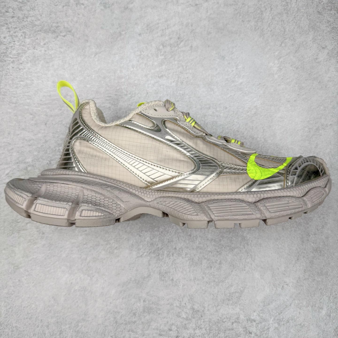 ＃VG零售版 BALENCIAGA 3XL Sneakers 巴黎世家十代网布系带低帮走秀复古老爹鞋 全套原纸板楦头开发 最原汁原味的灵魂版型 全鞋荧光划线卡点 胶水把控整洁度追求极致完美 每一双都是工艺品 多重QC质检 超越公司货的品控标准 实实在在的免检产品 原盒原配 正确字体电绣 粗细、位置、大小正确 侧边TPU 透气孔匹配意产原版 正确分离大底 TPU软底 原版一致大底LOGO 立体感十足 原厂皮料水洗做旧 采购原厂网纱 不含皮革 网布材料和聚氨酯 磨损效果 鞋头边缘和后帮 Balenciaga 徽标 鞋面和后跟凸印尺码 鞋舌 3XL 橡胶品牌标识和反光细节 鞋帮拉袢和鞋舌拉祥 配反光细节 备用鞋带在鞋履前侧 可在穿着前取下 便于不同造型搭配 正常尺码 尺码：35 36 37 38 39 40 41 42 43 44 45 46-选品中心