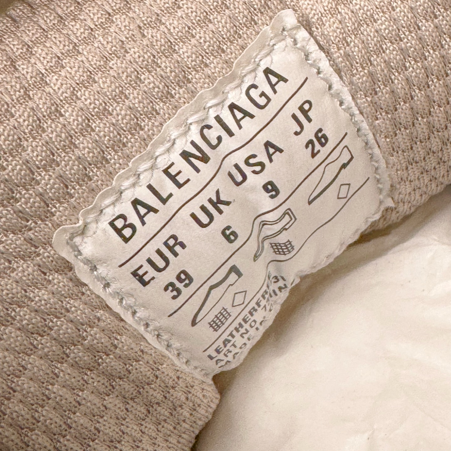 图片[11]-＃VG零售版 BALENCIAGA 3XL Sneakers 巴黎世家十代网布系带低帮走秀复古老爹鞋 全套原纸板楦头开发 最原汁原味的灵魂版型 全鞋荧光划线卡点 胶水把控整洁度追求极致完美 每一双都是工艺品 多重QC质检 超越公司货的品控标准 实实在在的免检产品 原盒原配 正确字体电绣 粗细、位置、大小正确 侧边TPU 透气孔匹配意产原版 正确分离大底 TPU软底 原版一致大底LOGO 立体感十足 原厂皮料水洗做旧 采购原厂网纱 不含皮革 网布材料和聚氨酯 磨损效果 鞋头边缘和后帮 Balenciaga 徽标 鞋面和后跟凸印尺码 鞋舌 3XL 橡胶品牌标识和反光细节 鞋帮拉袢和鞋舌拉祥 配反光细节 备用鞋带在鞋履前侧 可在穿着前取下 便于不同造型搭配 正常尺码 尺码：35 36 37 38 39 40 41 42 43 44 45 46-选品中心