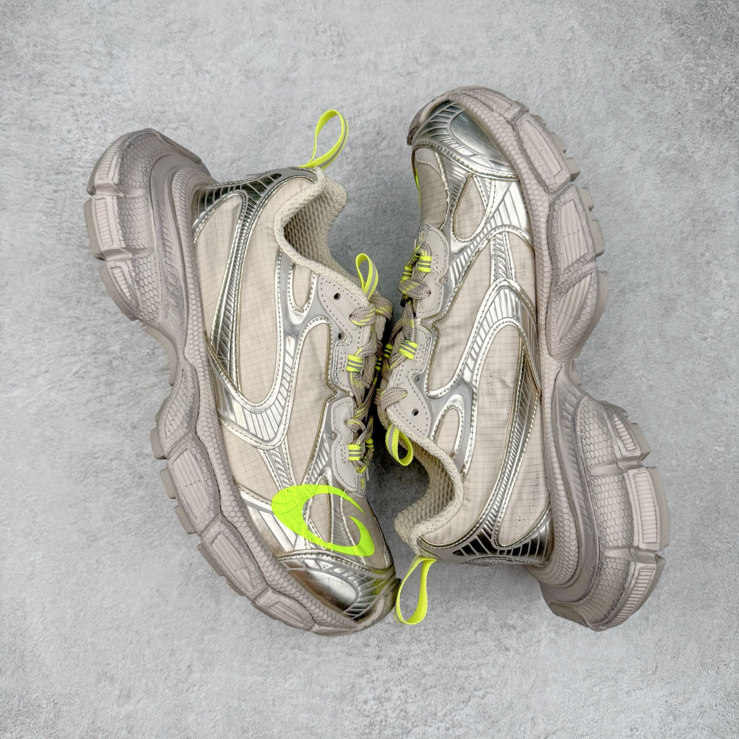 图片[3]-＃VG零售版 BALENCIAGA 3XL Sneakers 巴黎世家十代网布系带低帮走秀复古老爹鞋 全套原纸板楦头开发 最原汁原味的灵魂版型 全鞋荧光划线卡点 胶水把控整洁度追求极致完美 每一双都是工艺品 多重QC质检 超越公司货的品控标准 实实在在的免检产品 原盒原配 正确字体电绣 粗细、位置、大小正确 侧边TPU 透气孔匹配意产原版 正确分离大底 TPU软底 原版一致大底LOGO 立体感十足 原厂皮料水洗做旧 采购原厂网纱 不含皮革 网布材料和聚氨酯 磨损效果 鞋头边缘和后帮 Balenciaga 徽标 鞋面和后跟凸印尺码 鞋舌 3XL 橡胶品牌标识和反光细节 鞋帮拉袢和鞋舌拉祥 配反光细节 备用鞋带在鞋履前侧 可在穿着前取下 便于不同造型搭配 正常尺码 尺码：35 36 37 38 39 40 41 42 43 44 45 46-选品中心