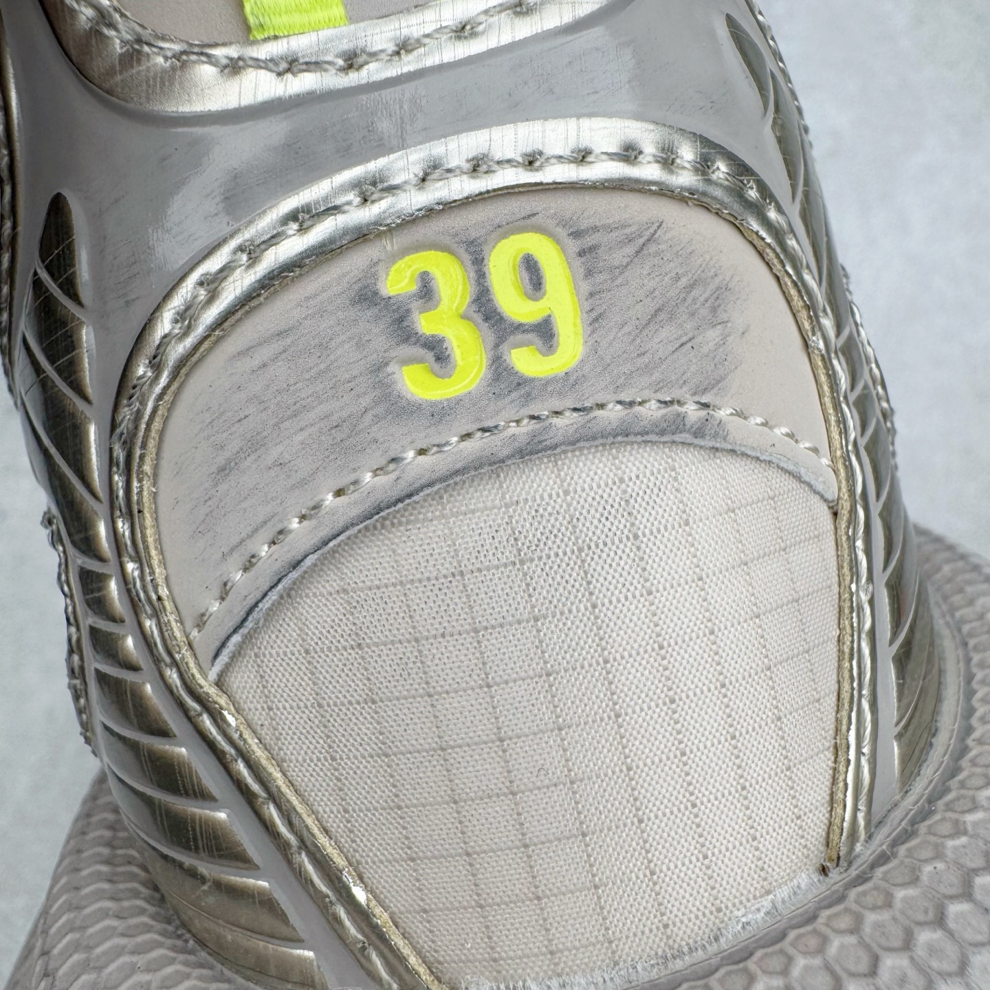 图片[13]-＃VG零售版 BALENCIAGA 3XL Sneakers 巴黎世家十代网布系带低帮走秀复古老爹鞋 全套原纸板楦头开发 最原汁原味的灵魂版型 全鞋荧光划线卡点 胶水把控整洁度追求极致完美 每一双都是工艺品 多重QC质检 超越公司货的品控标准 实实在在的免检产品 原盒原配 正确字体电绣 粗细、位置、大小正确 侧边TPU 透气孔匹配意产原版 正确分离大底 TPU软底 原版一致大底LOGO 立体感十足 原厂皮料水洗做旧 采购原厂网纱 不含皮革 网布材料和聚氨酯 磨损效果 鞋头边缘和后帮 Balenciaga 徽标 鞋面和后跟凸印尺码 鞋舌 3XL 橡胶品牌标识和反光细节 鞋帮拉袢和鞋舌拉祥 配反光细节 备用鞋带在鞋履前侧 可在穿着前取下 便于不同造型搭配 正常尺码 尺码：35 36 37 38 39 40 41 42 43 44 45 46-选品中心