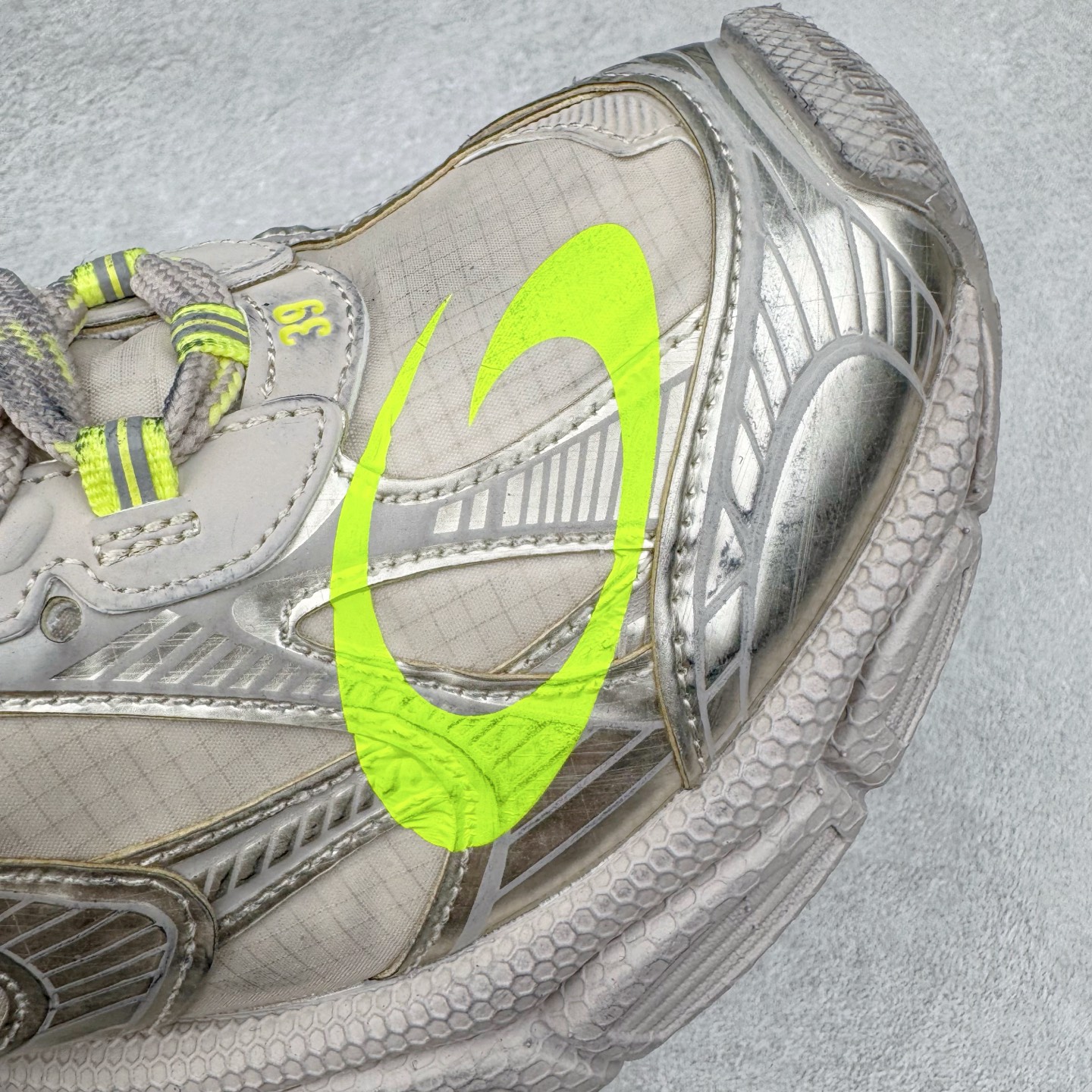 图片[18]-＃VG零售版 BALENCIAGA 3XL Sneakers 巴黎世家十代网布系带低帮走秀复古老爹鞋 全套原纸板楦头开发 最原汁原味的灵魂版型 全鞋荧光划线卡点 胶水把控整洁度追求极致完美 每一双都是工艺品 多重QC质检 超越公司货的品控标准 实实在在的免检产品 原盒原配 正确字体电绣 粗细、位置、大小正确 侧边TPU 透气孔匹配意产原版 正确分离大底 TPU软底 原版一致大底LOGO 立体感十足 原厂皮料水洗做旧 采购原厂网纱 不含皮革 网布材料和聚氨酯 磨损效果 鞋头边缘和后帮 Balenciaga 徽标 鞋面和后跟凸印尺码 鞋舌 3XL 橡胶品牌标识和反光细节 鞋帮拉袢和鞋舌拉祥 配反光细节 备用鞋带在鞋履前侧 可在穿着前取下 便于不同造型搭配 正常尺码 尺码：35 36 37 38 39 40 41 42 43 44 45 46-选品中心