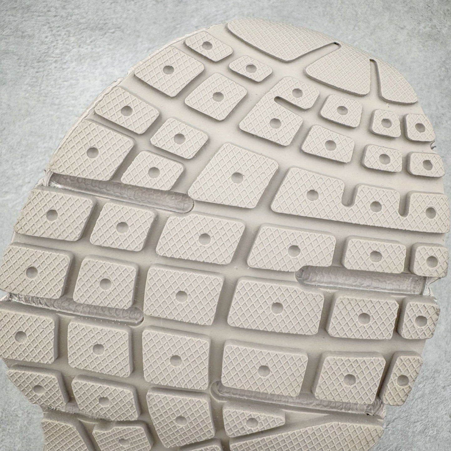 图片[19]-＃VG零售版 BALENCIAGA 3XL Sneakers 巴黎世家十代网布系带低帮走秀复古老爹鞋 全套原纸板楦头开发 最原汁原味的灵魂版型 全鞋荧光划线卡点 胶水把控整洁度追求极致完美 每一双都是工艺品 多重QC质检 超越公司货的品控标准 实实在在的免检产品 原盒原配 正确字体电绣 粗细、位置、大小正确 侧边TPU 透气孔匹配意产原版 正确分离大底 TPU软底 原版一致大底LOGO 立体感十足 原厂皮料水洗做旧 采购原厂网纱 不含皮革 网布材料和聚氨酯 磨损效果 鞋头边缘和后帮 Balenciaga 徽标 鞋面和后跟凸印尺码 鞋舌 3XL 橡胶品牌标识和反光细节 鞋帮拉袢和鞋舌拉祥 配反光细节 备用鞋带在鞋履前侧 可在穿着前取下 便于不同造型搭配 正常尺码 尺码：35 36 37 38 39 40 41 42 43 44 45 46-选品中心