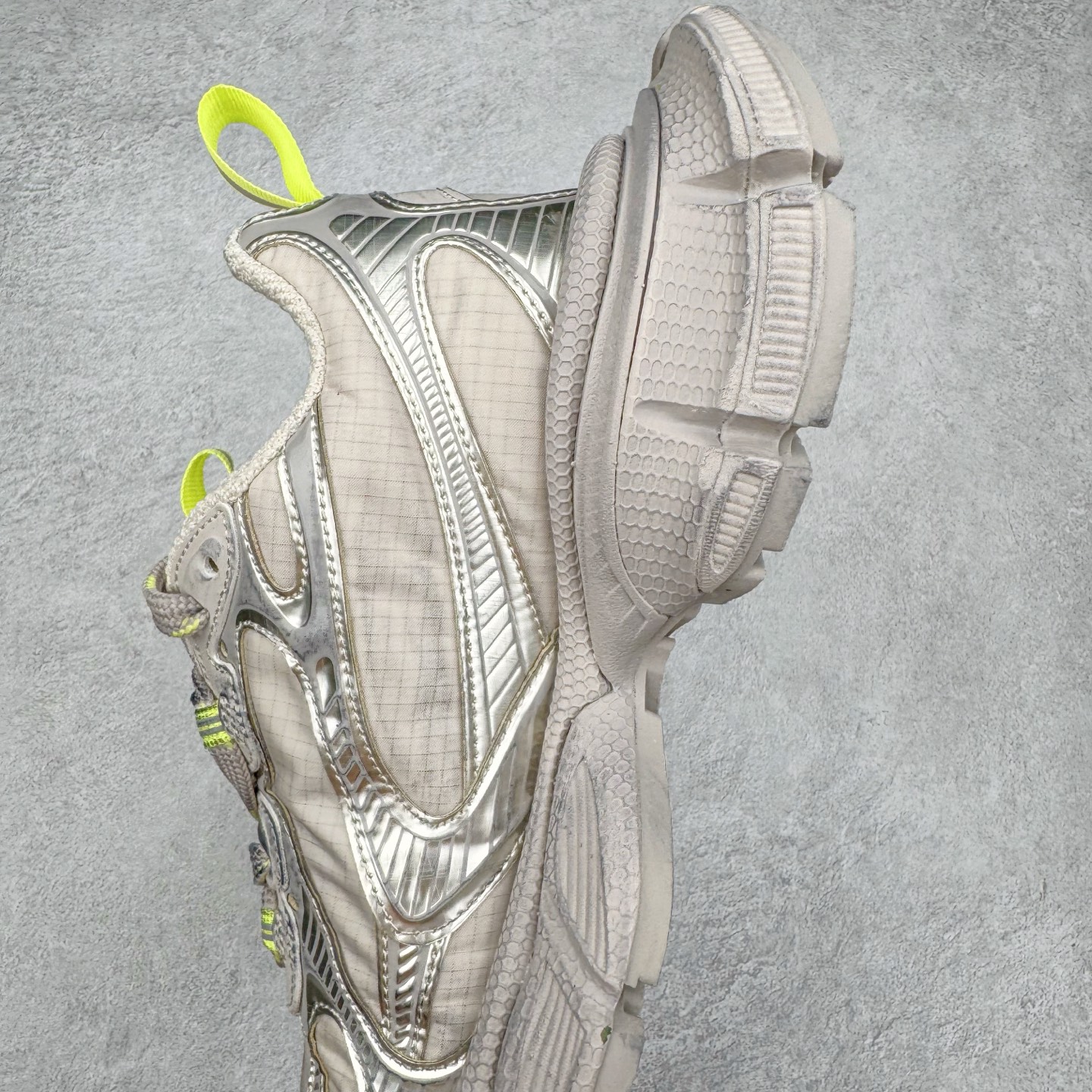 图片[7]-＃VG零售版 BALENCIAGA 3XL Sneakers 巴黎世家十代网布系带低帮走秀复古老爹鞋 全套原纸板楦头开发 最原汁原味的灵魂版型 全鞋荧光划线卡点 胶水把控整洁度追求极致完美 每一双都是工艺品 多重QC质检 超越公司货的品控标准 实实在在的免检产品 原盒原配 正确字体电绣 粗细、位置、大小正确 侧边TPU 透气孔匹配意产原版 正确分离大底 TPU软底 原版一致大底LOGO 立体感十足 原厂皮料水洗做旧 采购原厂网纱 不含皮革 网布材料和聚氨酯 磨损效果 鞋头边缘和后帮 Balenciaga 徽标 鞋面和后跟凸印尺码 鞋舌 3XL 橡胶品牌标识和反光细节 鞋帮拉袢和鞋舌拉祥 配反光细节 备用鞋带在鞋履前侧 可在穿着前取下 便于不同造型搭配 正常尺码 尺码：35 36 37 38 39 40 41 42 43 44 45 46-选品中心