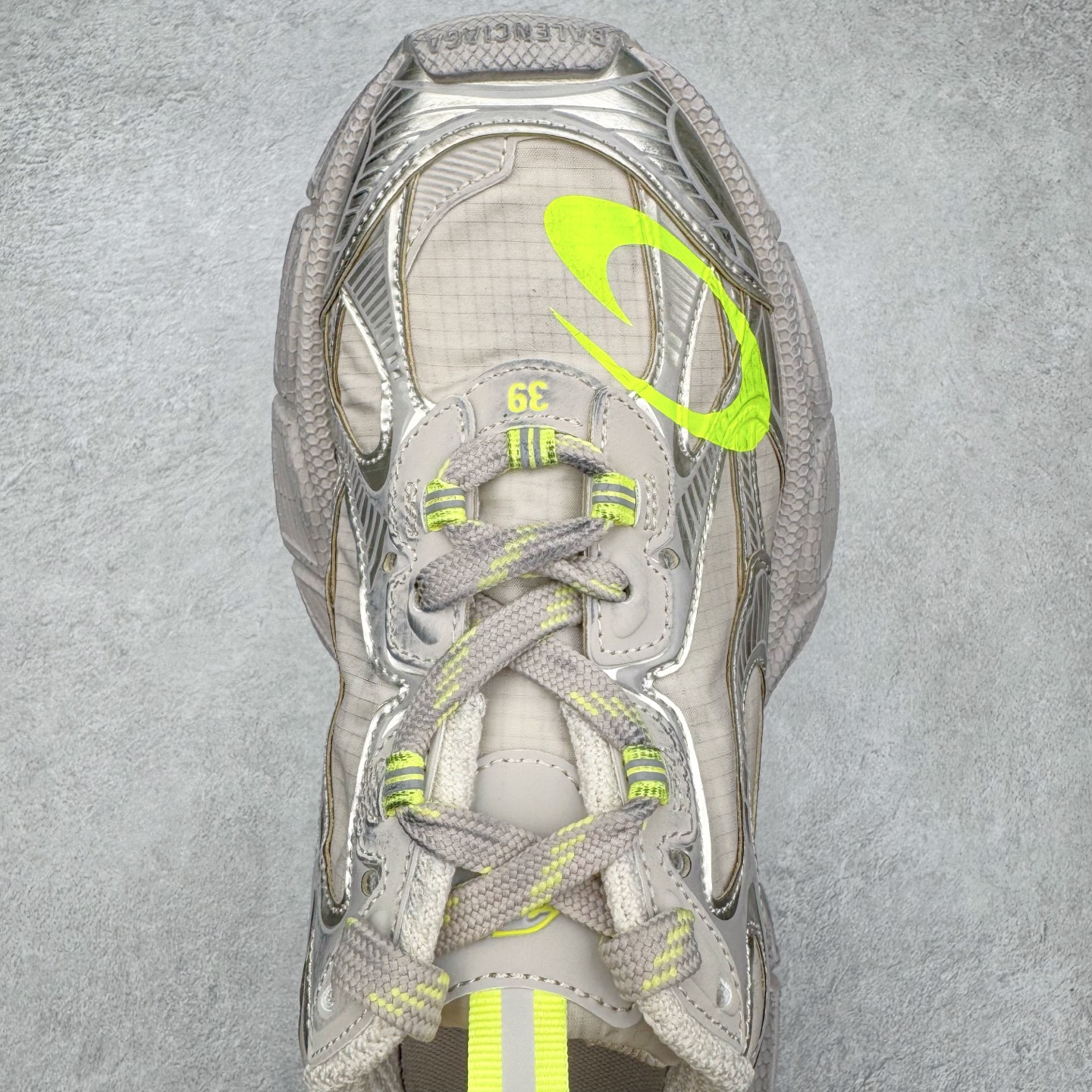 图片[4]-＃VG零售版 BALENCIAGA 3XL Sneakers 巴黎世家十代网布系带低帮走秀复古老爹鞋 全套原纸板楦头开发 最原汁原味的灵魂版型 全鞋荧光划线卡点 胶水把控整洁度追求极致完美 每一双都是工艺品 多重QC质检 超越公司货的品控标准 实实在在的免检产品 原盒原配 正确字体电绣 粗细、位置、大小正确 侧边TPU 透气孔匹配意产原版 正确分离大底 TPU软底 原版一致大底LOGO 立体感十足 原厂皮料水洗做旧 采购原厂网纱 不含皮革 网布材料和聚氨酯 磨损效果 鞋头边缘和后帮 Balenciaga 徽标 鞋面和后跟凸印尺码 鞋舌 3XL 橡胶品牌标识和反光细节 鞋帮拉袢和鞋舌拉祥 配反光细节 备用鞋带在鞋履前侧 可在穿着前取下 便于不同造型搭配 正常尺码 尺码：35 36 37 38 39 40 41 42 43 44 45 46-选品中心