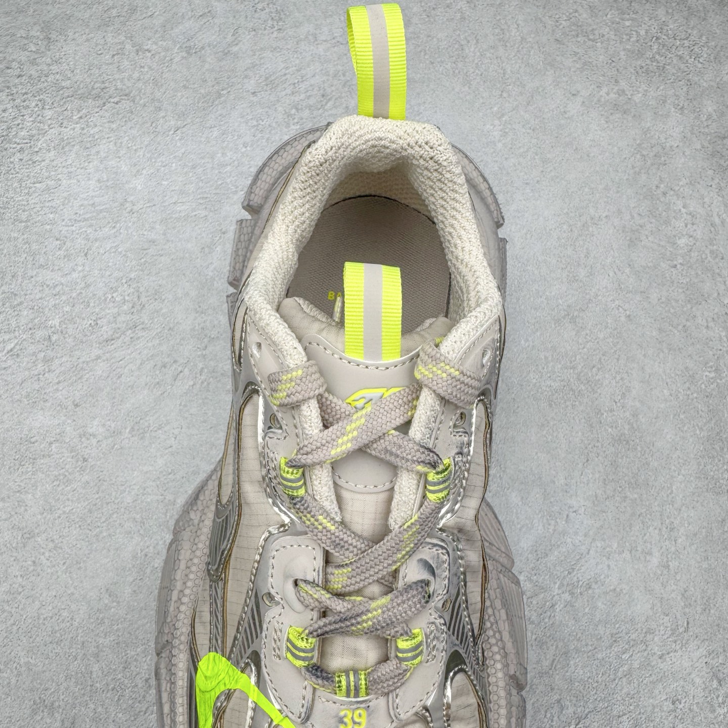 图片[5]-＃VG零售版 BALENCIAGA 3XL Sneakers 巴黎世家十代网布系带低帮走秀复古老爹鞋 全套原纸板楦头开发 最原汁原味的灵魂版型 全鞋荧光划线卡点 胶水把控整洁度追求极致完美 每一双都是工艺品 多重QC质检 超越公司货的品控标准 实实在在的免检产品 原盒原配 正确字体电绣 粗细、位置、大小正确 侧边TPU 透气孔匹配意产原版 正确分离大底 TPU软底 原版一致大底LOGO 立体感十足 原厂皮料水洗做旧 采购原厂网纱 不含皮革 网布材料和聚氨酯 磨损效果 鞋头边缘和后帮 Balenciaga 徽标 鞋面和后跟凸印尺码 鞋舌 3XL 橡胶品牌标识和反光细节 鞋帮拉袢和鞋舌拉祥 配反光细节 备用鞋带在鞋履前侧 可在穿着前取下 便于不同造型搭配 正常尺码 尺码：35 36 37 38 39 40 41 42 43 44 45 46-选品中心