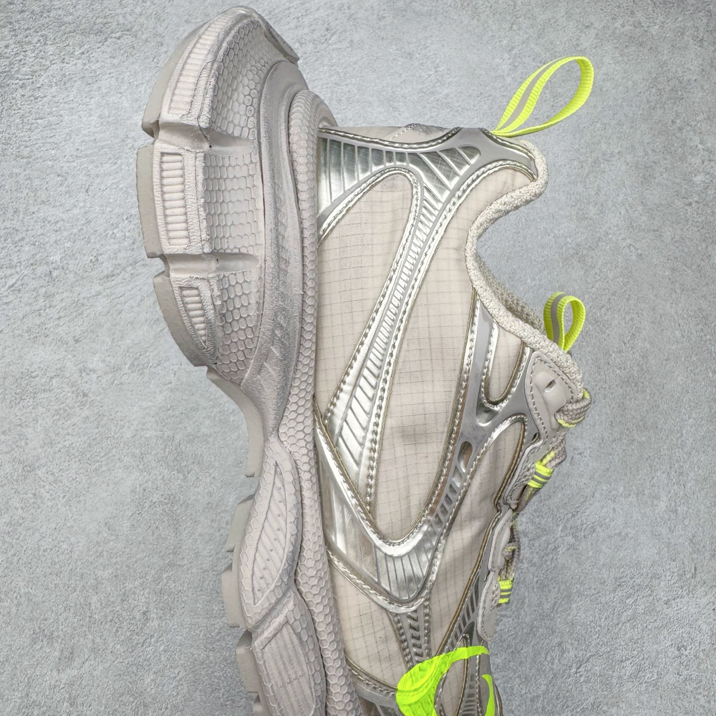 图片[6]-＃VG零售版 BALENCIAGA 3XL Sneakers 巴黎世家十代网布系带低帮走秀复古老爹鞋 全套原纸板楦头开发 最原汁原味的灵魂版型 全鞋荧光划线卡点 胶水把控整洁度追求极致完美 每一双都是工艺品 多重QC质检 超越公司货的品控标准 实实在在的免检产品 原盒原配 正确字体电绣 粗细、位置、大小正确 侧边TPU 透气孔匹配意产原版 正确分离大底 TPU软底 原版一致大底LOGO 立体感十足 原厂皮料水洗做旧 采购原厂网纱 不含皮革 网布材料和聚氨酯 磨损效果 鞋头边缘和后帮 Balenciaga 徽标 鞋面和后跟凸印尺码 鞋舌 3XL 橡胶品牌标识和反光细节 鞋帮拉袢和鞋舌拉祥 配反光细节 备用鞋带在鞋履前侧 可在穿着前取下 便于不同造型搭配 正常尺码 尺码：35 36 37 38 39 40 41 42 43 44 45 46-选品中心