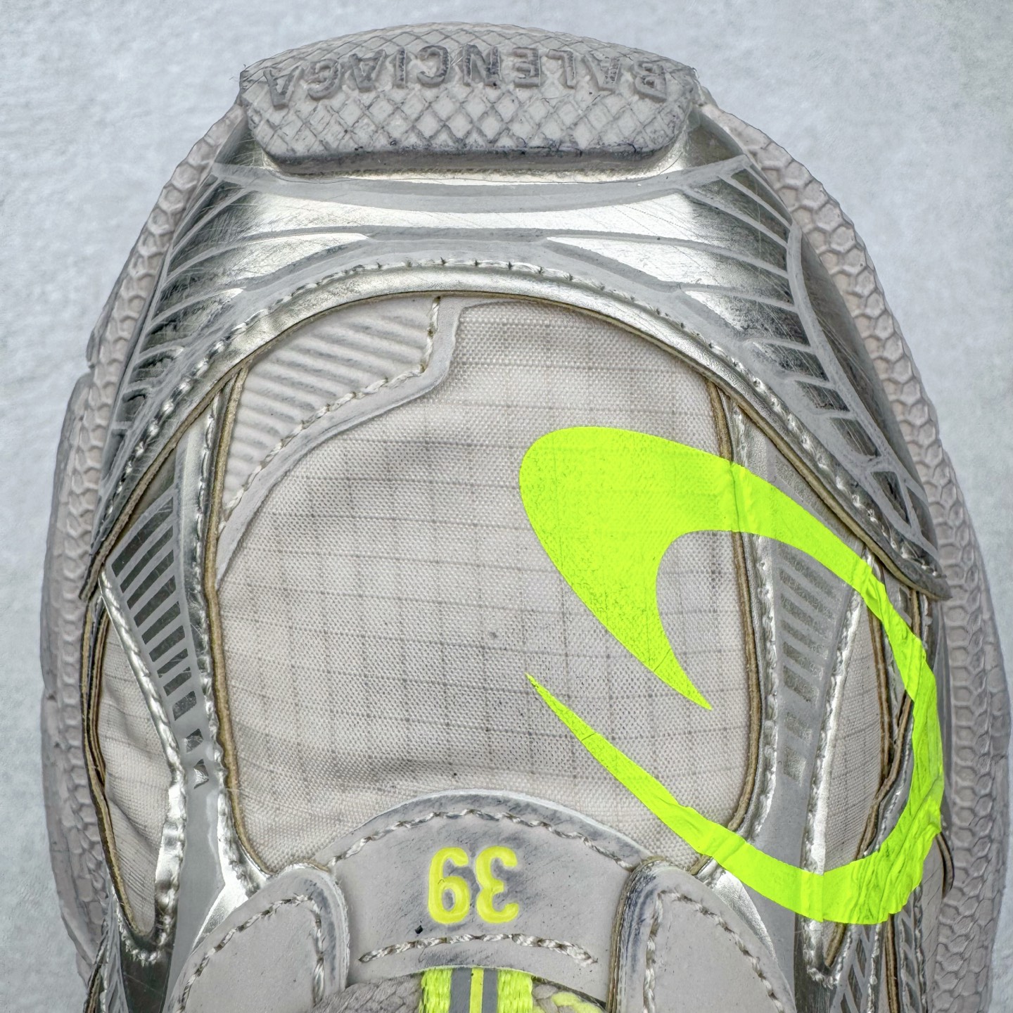 图片[12]-＃VG零售版 BALENCIAGA 3XL Sneakers 巴黎世家十代网布系带低帮走秀复古老爹鞋 全套原纸板楦头开发 最原汁原味的灵魂版型 全鞋荧光划线卡点 胶水把控整洁度追求极致完美 每一双都是工艺品 多重QC质检 超越公司货的品控标准 实实在在的免检产品 原盒原配 正确字体电绣 粗细、位置、大小正确 侧边TPU 透气孔匹配意产原版 正确分离大底 TPU软底 原版一致大底LOGO 立体感十足 原厂皮料水洗做旧 采购原厂网纱 不含皮革 网布材料和聚氨酯 磨损效果 鞋头边缘和后帮 Balenciaga 徽标 鞋面和后跟凸印尺码 鞋舌 3XL 橡胶品牌标识和反光细节 鞋帮拉袢和鞋舌拉祥 配反光细节 备用鞋带在鞋履前侧 可在穿着前取下 便于不同造型搭配 正常尺码 尺码：35 36 37 38 39 40 41 42 43 44 45 46-选品中心