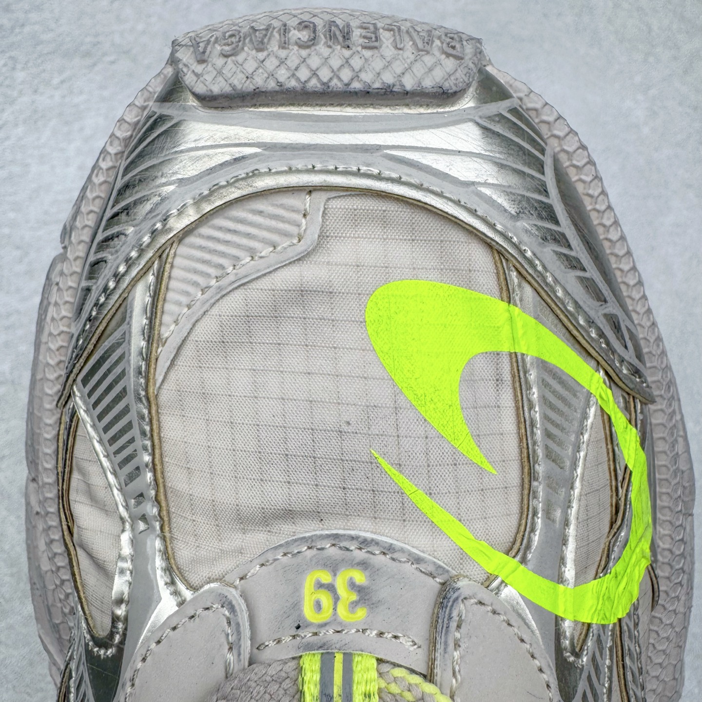 图片[17]-＃VG零售版 BALENCIAGA 3XL Sneakers 巴黎世家十代网布系带低帮走秀复古老爹鞋 全套原纸板楦头开发 最原汁原味的灵魂版型 全鞋荧光划线卡点 胶水把控整洁度追求极致完美 每一双都是工艺品 多重QC质检 超越公司货的品控标准 实实在在的免检产品 原盒原配 正确字体电绣 粗细、位置、大小正确 侧边TPU 透气孔匹配意产原版 正确分离大底 TPU软底 原版一致大底LOGO 立体感十足 原厂皮料水洗做旧 采购原厂网纱 不含皮革 网布材料和聚氨酯 磨损效果 鞋头边缘和后帮 Balenciaga 徽标 鞋面和后跟凸印尺码 鞋舌 3XL 橡胶品牌标识和反光细节 鞋帮拉袢和鞋舌拉祥 配反光细节 备用鞋带在鞋履前侧 可在穿着前取下 便于不同造型搭配 正常尺码 尺码：35 36 37 38 39 40 41 42 43 44 45 46-选品中心