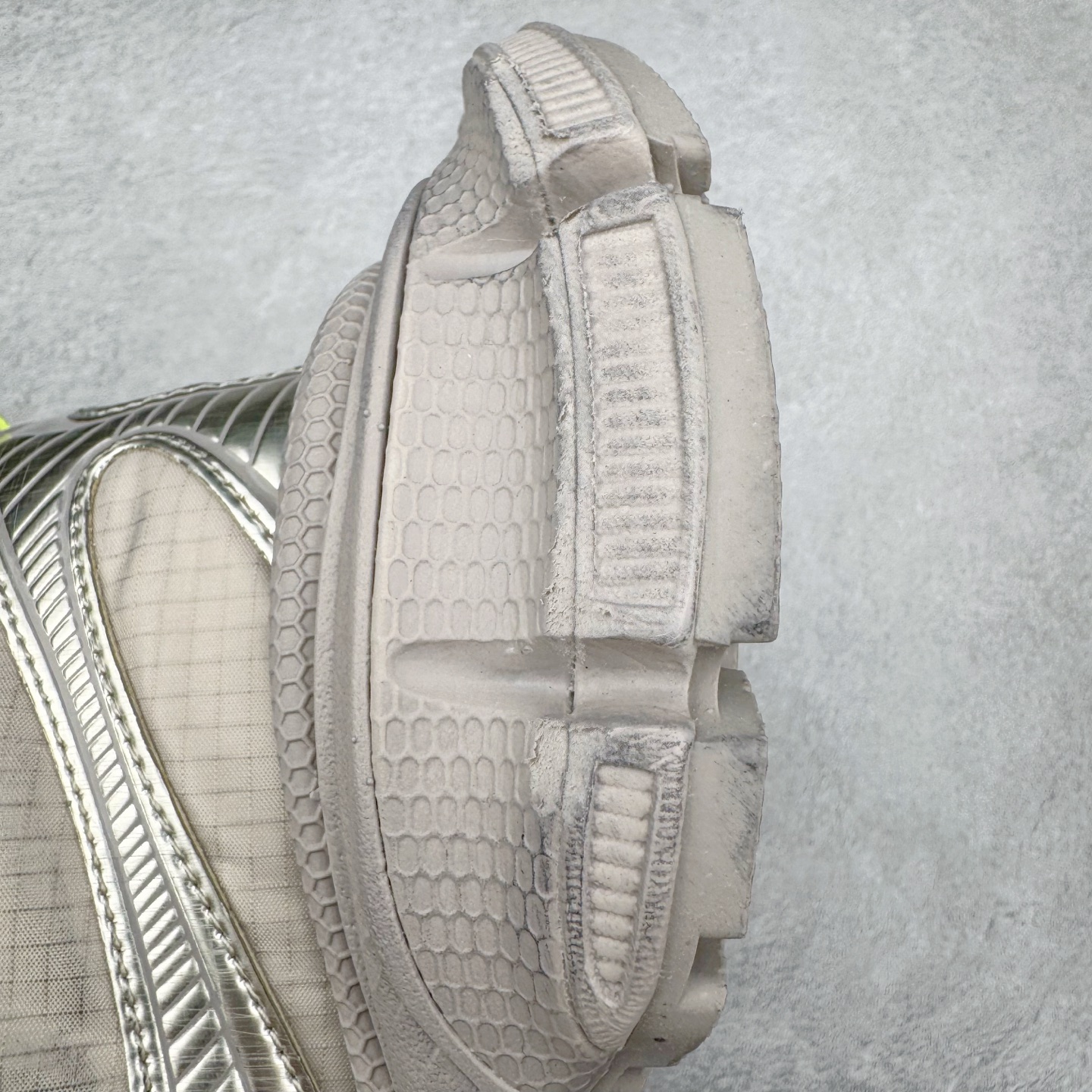 图片[15]-＃VG零售版 BALENCIAGA 3XL Sneakers 巴黎世家十代网布系带低帮走秀复古老爹鞋 全套原纸板楦头开发 最原汁原味的灵魂版型 全鞋荧光划线卡点 胶水把控整洁度追求极致完美 每一双都是工艺品 多重QC质检 超越公司货的品控标准 实实在在的免检产品 原盒原配 正确字体电绣 粗细、位置、大小正确 侧边TPU 透气孔匹配意产原版 正确分离大底 TPU软底 原版一致大底LOGO 立体感十足 原厂皮料水洗做旧 采购原厂网纱 不含皮革 网布材料和聚氨酯 磨损效果 鞋头边缘和后帮 Balenciaga 徽标 鞋面和后跟凸印尺码 鞋舌 3XL 橡胶品牌标识和反光细节 鞋帮拉袢和鞋舌拉祥 配反光细节 备用鞋带在鞋履前侧 可在穿着前取下 便于不同造型搭配 正常尺码 尺码：35 36 37 38 39 40 41 42 43 44 45 46-选品中心