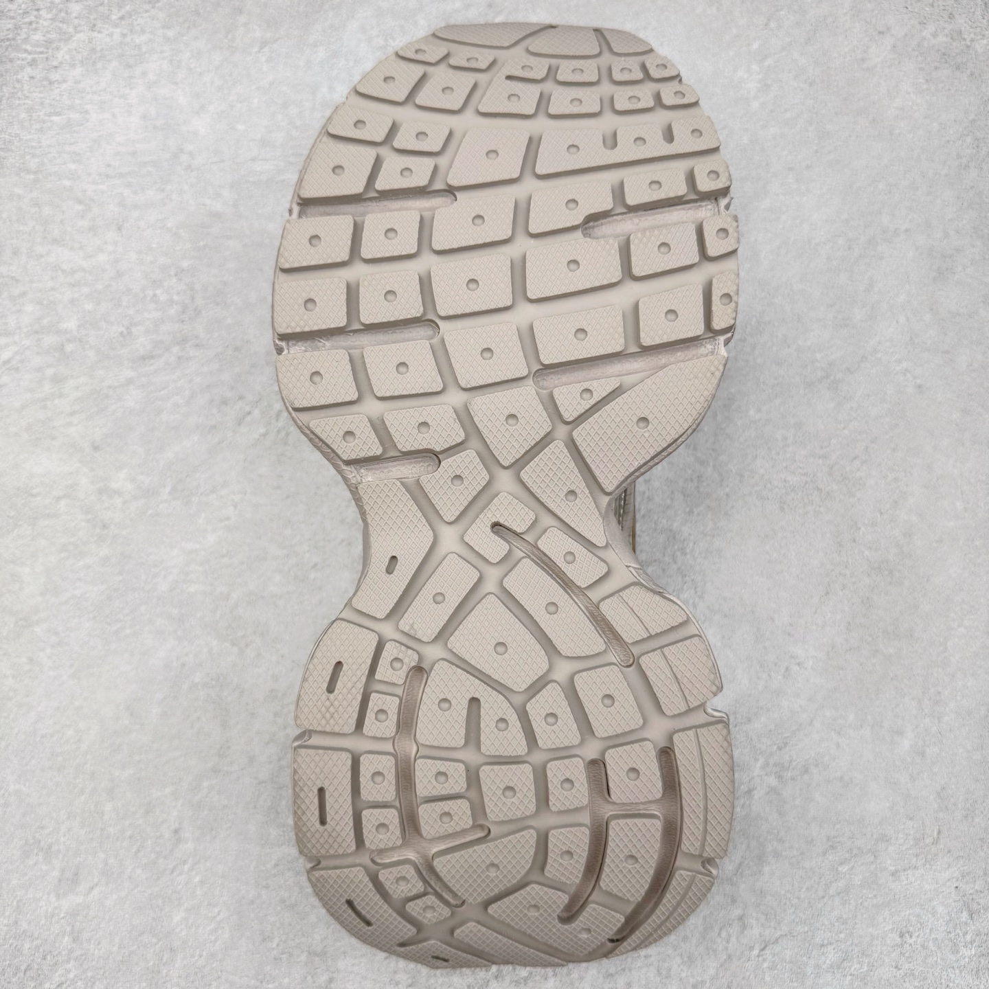 图片[9]-＃VG零售版 BALENCIAGA 3XL Sneakers 巴黎世家十代网布系带低帮走秀复古老爹鞋 全套原纸板楦头开发 最原汁原味的灵魂版型 全鞋荧光划线卡点 胶水把控整洁度追求极致完美 每一双都是工艺品 多重QC质检 超越公司货的品控标准 实实在在的免检产品 原盒原配 正确字体电绣 粗细、位置、大小正确 侧边TPU 透气孔匹配意产原版 正确分离大底 TPU软底 原版一致大底LOGO 立体感十足 原厂皮料水洗做旧 采购原厂网纱 不含皮革 网布材料和聚氨酯 磨损效果 鞋头边缘和后帮 Balenciaga 徽标 鞋面和后跟凸印尺码 鞋舌 3XL 橡胶品牌标识和反光细节 鞋帮拉袢和鞋舌拉祥 配反光细节 备用鞋带在鞋履前侧 可在穿着前取下 便于不同造型搭配 正常尺码 尺码：35 36 37 38 39 40 41 42 43 44 45 46-选品中心