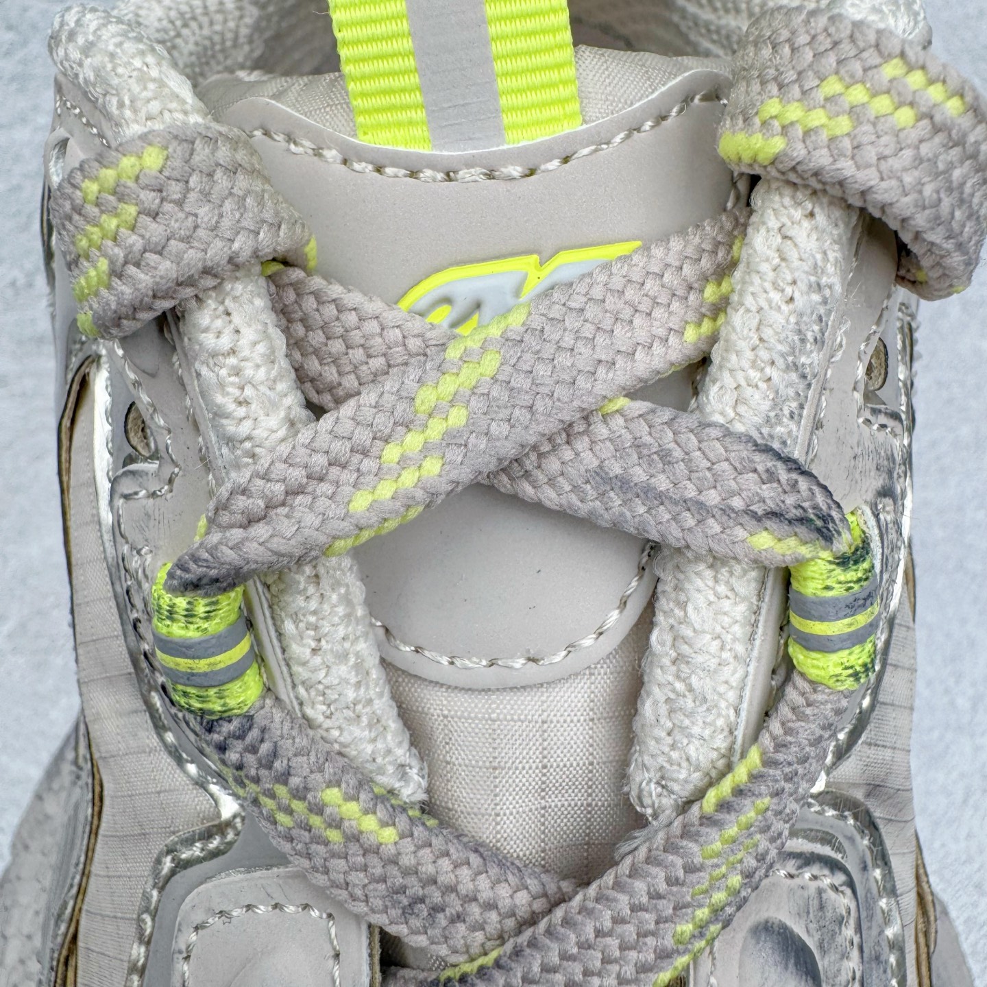 图片[16]-＃VG零售版 BALENCIAGA 3XL Sneakers 巴黎世家十代网布系带低帮走秀复古老爹鞋 全套原纸板楦头开发 最原汁原味的灵魂版型 全鞋荧光划线卡点 胶水把控整洁度追求极致完美 每一双都是工艺品 多重QC质检 超越公司货的品控标准 实实在在的免检产品 原盒原配 正确字体电绣 粗细、位置、大小正确 侧边TPU 透气孔匹配意产原版 正确分离大底 TPU软底 原版一致大底LOGO 立体感十足 原厂皮料水洗做旧 采购原厂网纱 不含皮革 网布材料和聚氨酯 磨损效果 鞋头边缘和后帮 Balenciaga 徽标 鞋面和后跟凸印尺码 鞋舌 3XL 橡胶品牌标识和反光细节 鞋帮拉袢和鞋舌拉祥 配反光细节 备用鞋带在鞋履前侧 可在穿着前取下 便于不同造型搭配 正常尺码 尺码：35 36 37 38 39 40 41 42 43 44 45 46-选品中心