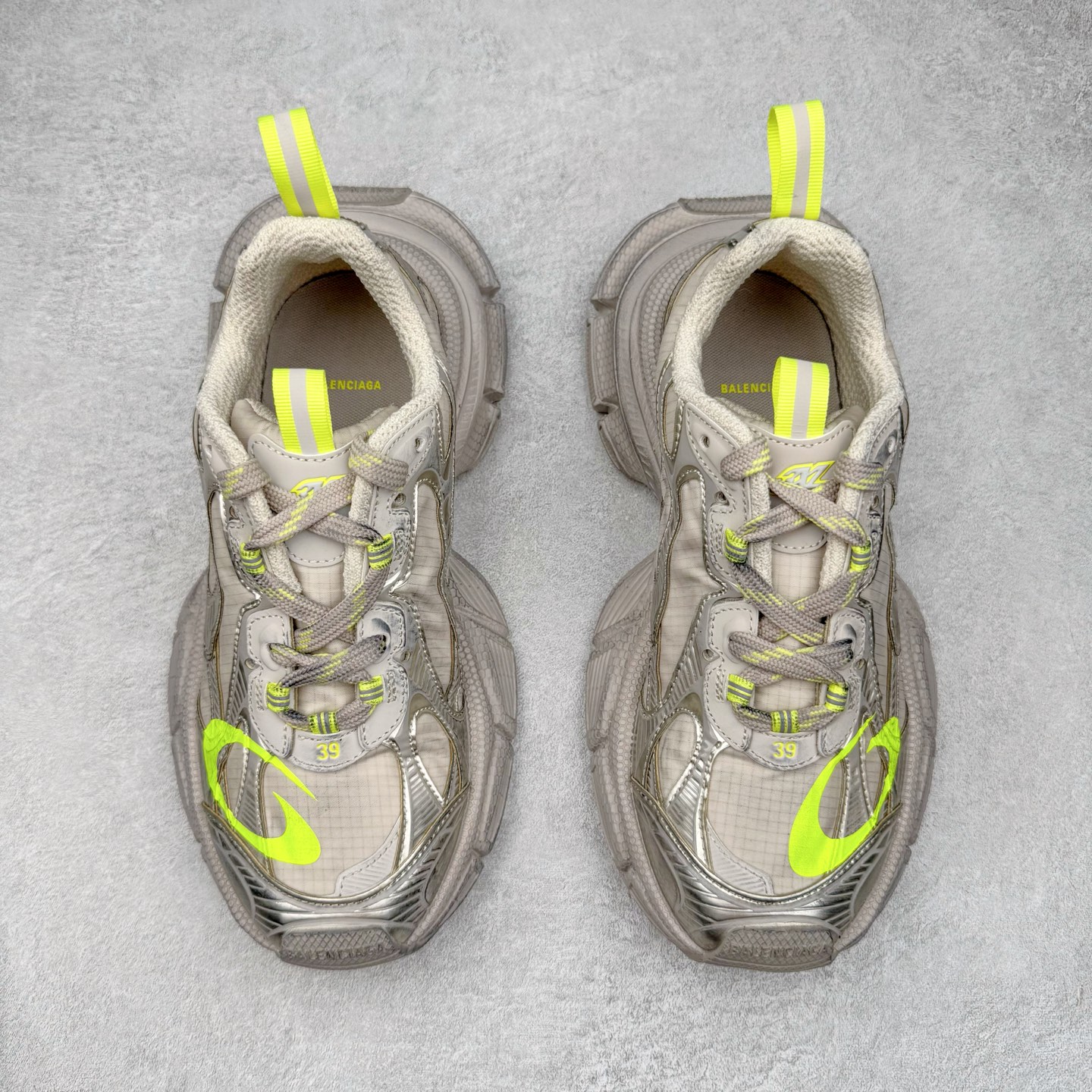 图片[2]-＃VG零售版 BALENCIAGA 3XL Sneakers 巴黎世家十代网布系带低帮走秀复古老爹鞋 全套原纸板楦头开发 最原汁原味的灵魂版型 全鞋荧光划线卡点 胶水把控整洁度追求极致完美 每一双都是工艺品 多重QC质检 超越公司货的品控标准 实实在在的免检产品 原盒原配 正确字体电绣 粗细、位置、大小正确 侧边TPU 透气孔匹配意产原版 正确分离大底 TPU软底 原版一致大底LOGO 立体感十足 原厂皮料水洗做旧 采购原厂网纱 不含皮革 网布材料和聚氨酯 磨损效果 鞋头边缘和后帮 Balenciaga 徽标 鞋面和后跟凸印尺码 鞋舌 3XL 橡胶品牌标识和反光细节 鞋帮拉袢和鞋舌拉祥 配反光细节 备用鞋带在鞋履前侧 可在穿着前取下 便于不同造型搭配 正常尺码 尺码：35 36 37 38 39 40 41 42 43 44 45 46-选品中心