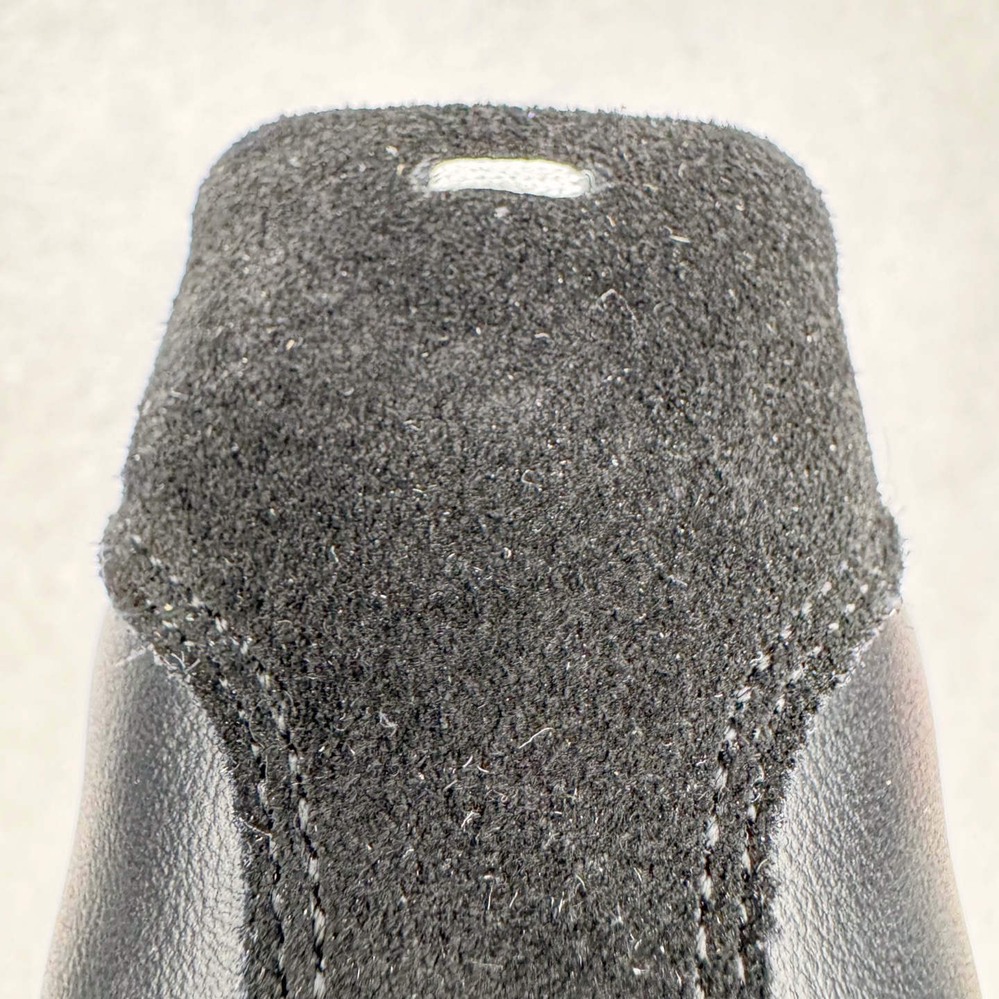 图片[12]-＃LJ渠道版 Maison Margiela Calfskin Replica 马吉拉复古低帮时尚德训鞋 上万点击率爆款 高端零售专供批次 全套原楦原纸板原厂数据开发 全鞋荧光划线卡点 胶水把控整洁度追求极致完美 多重QC质检 超越公司货的品控标准 实实在在的免检产品 原盒原配防尘袋购物卡 全网唯一正确0-23数字排版 一比一间距字体 内里全头层小羊皮 原版防滑鞋底设计 灰色翻毛牛皮 白色细纹贝利头层皮 依照原版逐帧开发 原装淡粉纸板中底带编号钢印 尺码：35 36 36.5 37 38 39 40 41 42 42.5 43 44 44.5 45-选品中心