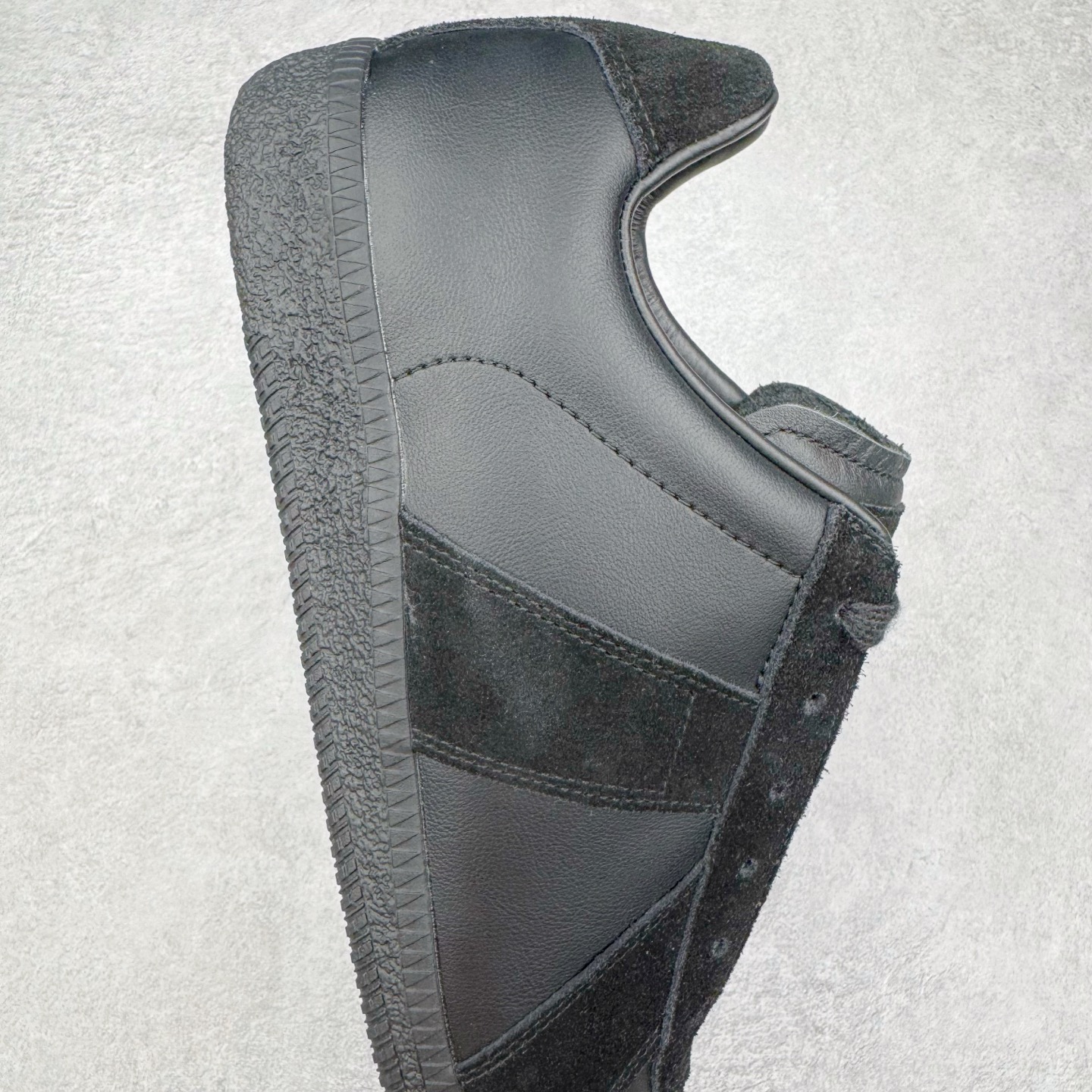 图片[6]-＃LJ渠道版 Maison Margiela Calfskin Replica 马吉拉复古低帮时尚德训鞋 上万点击率爆款 高端零售专供批次 全套原楦原纸板原厂数据开发 全鞋荧光划线卡点 胶水把控整洁度追求极致完美 多重QC质检 超越公司货的品控标准 实实在在的免检产品 原盒原配防尘袋购物卡 全网唯一正确0-23数字排版 一比一间距字体 内里全头层小羊皮 原版防滑鞋底设计 灰色翻毛牛皮 白色细纹贝利头层皮 依照原版逐帧开发 原装淡粉纸板中底带编号钢印 尺码：35 36 36.5 37 38 39 40 41 42 42.5 43 44 44.5 45-选品中心