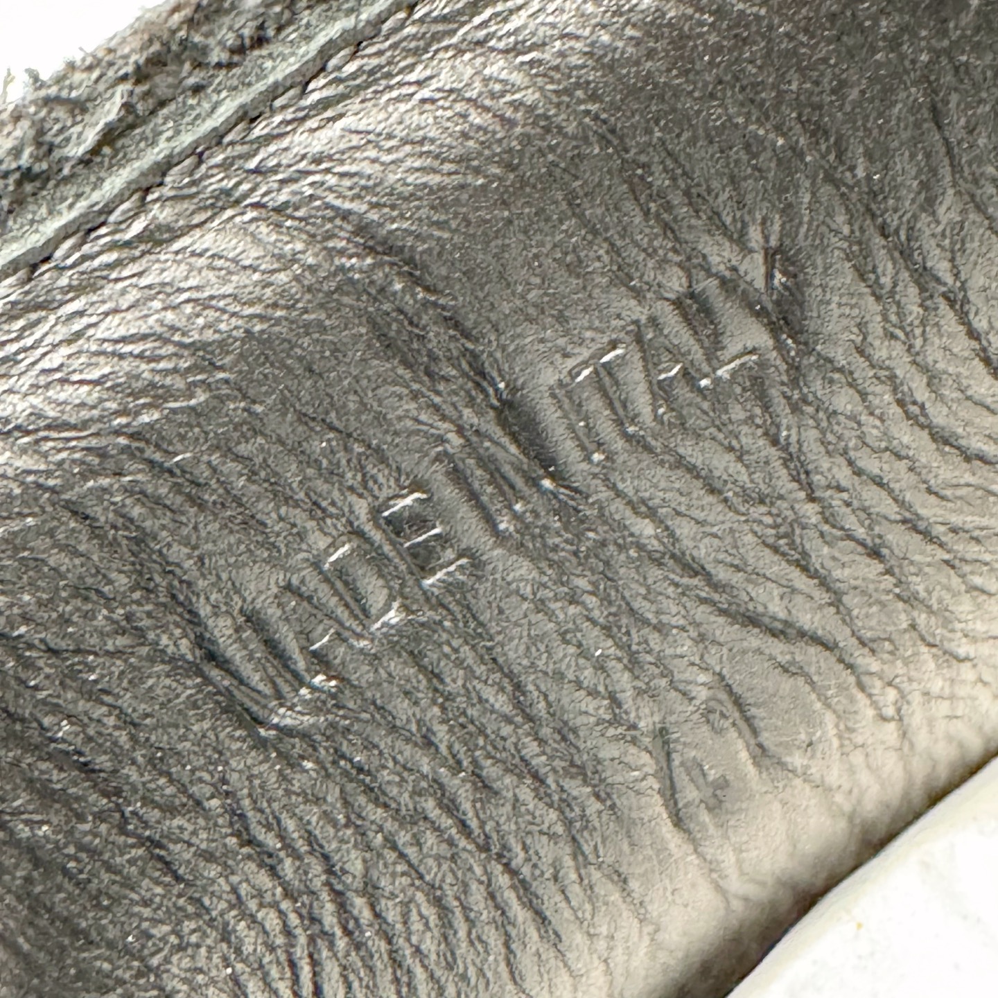 图片[18]-＃LJ渠道版 Maison Margiela Calfskin Replica 马吉拉复古低帮时尚德训鞋 上万点击率爆款 高端零售专供批次 全套原楦原纸板原厂数据开发 全鞋荧光划线卡点 胶水把控整洁度追求极致完美 多重QC质检 超越公司货的品控标准 实实在在的免检产品 原盒原配防尘袋购物卡 全网唯一正确0-23数字排版 一比一间距字体 内里全头层小羊皮 原版防滑鞋底设计 灰色翻毛牛皮 白色细纹贝利头层皮 依照原版逐帧开发 原装淡粉纸板中底带编号钢印 尺码：35 36 36.5 37 38 39 40 41 42 42.5 43 44 44.5 45-选品中心