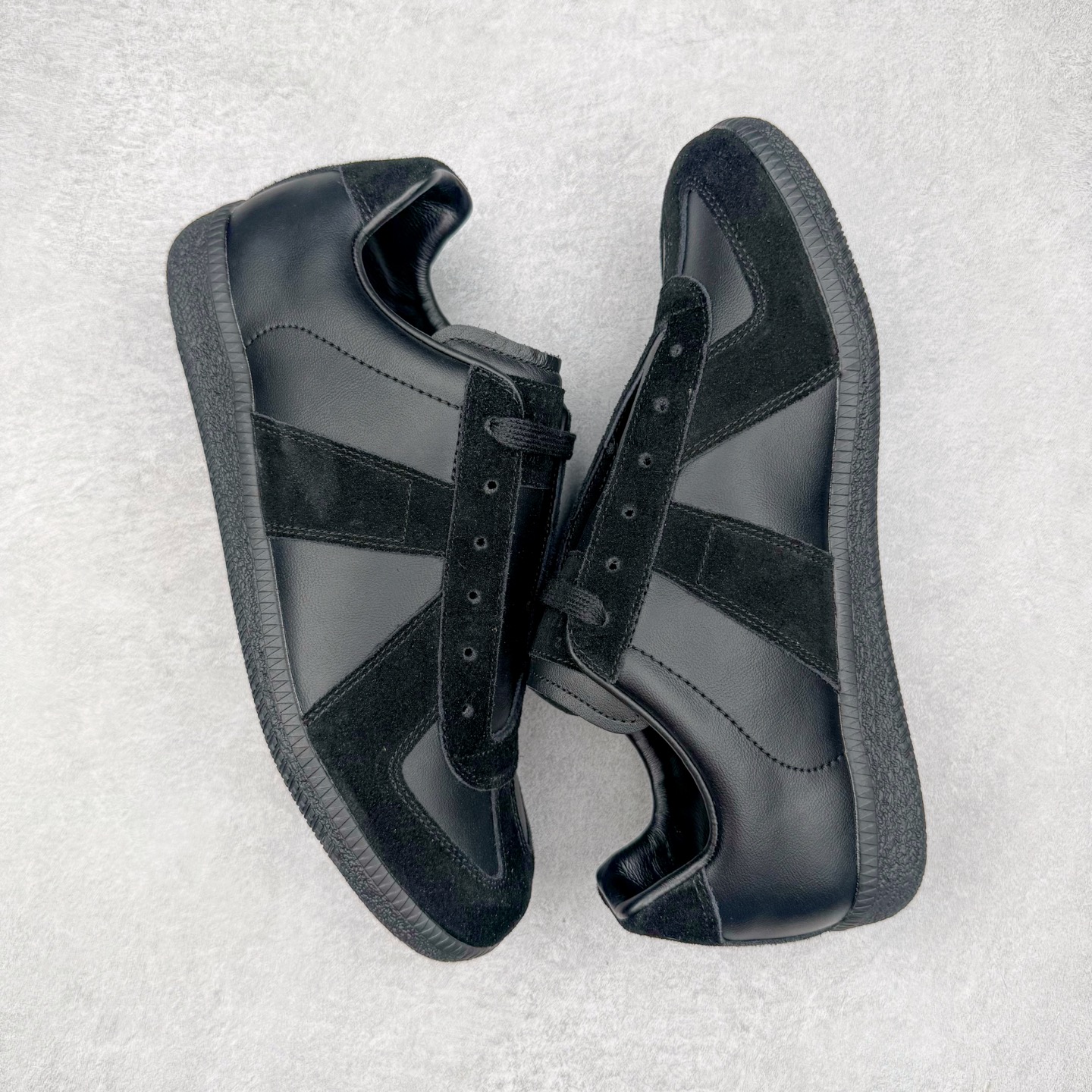 图片[3]-＃LJ渠道版 Maison Margiela Calfskin Replica 马吉拉复古低帮时尚德训鞋 上万点击率爆款 高端零售专供批次 全套原楦原纸板原厂数据开发 全鞋荧光划线卡点 胶水把控整洁度追求极致完美 多重QC质检 超越公司货的品控标准 实实在在的免检产品 原盒原配防尘袋购物卡 全网唯一正确0-23数字排版 一比一间距字体 内里全头层小羊皮 原版防滑鞋底设计 灰色翻毛牛皮 白色细纹贝利头层皮 依照原版逐帧开发 原装淡粉纸板中底带编号钢印 尺码：35 36 36.5 37 38 39 40 41 42 42.5 43 44 44.5 45-选品中心