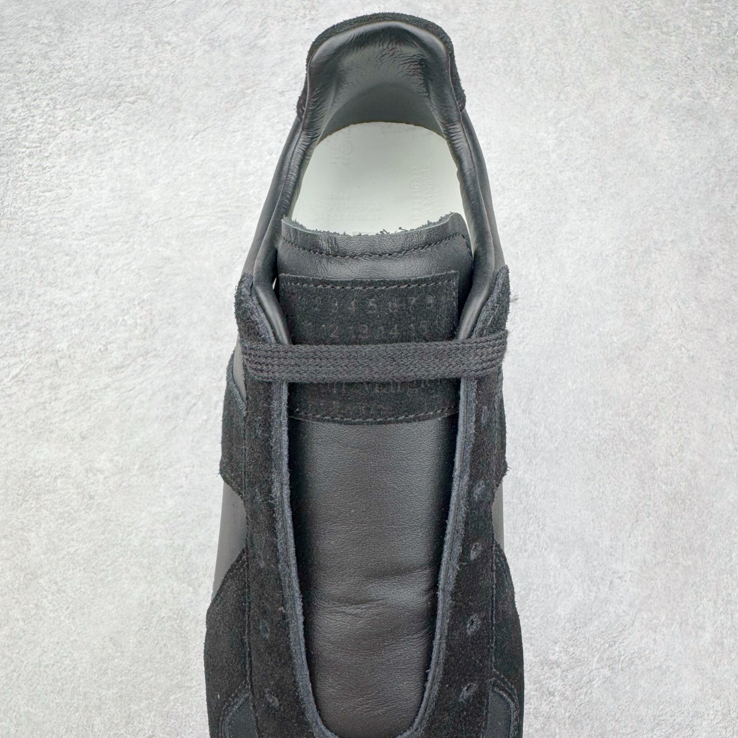 图片[5]-＃LJ渠道版 Maison Margiela Calfskin Replica 马吉拉复古低帮时尚德训鞋 上万点击率爆款 高端零售专供批次 全套原楦原纸板原厂数据开发 全鞋荧光划线卡点 胶水把控整洁度追求极致完美 多重QC质检 超越公司货的品控标准 实实在在的免检产品 原盒原配防尘袋购物卡 全网唯一正确0-23数字排版 一比一间距字体 内里全头层小羊皮 原版防滑鞋底设计 灰色翻毛牛皮 白色细纹贝利头层皮 依照原版逐帧开发 原装淡粉纸板中底带编号钢印 尺码：35 36 36.5 37 38 39 40 41 42 42.5 43 44 44.5 45-选品中心