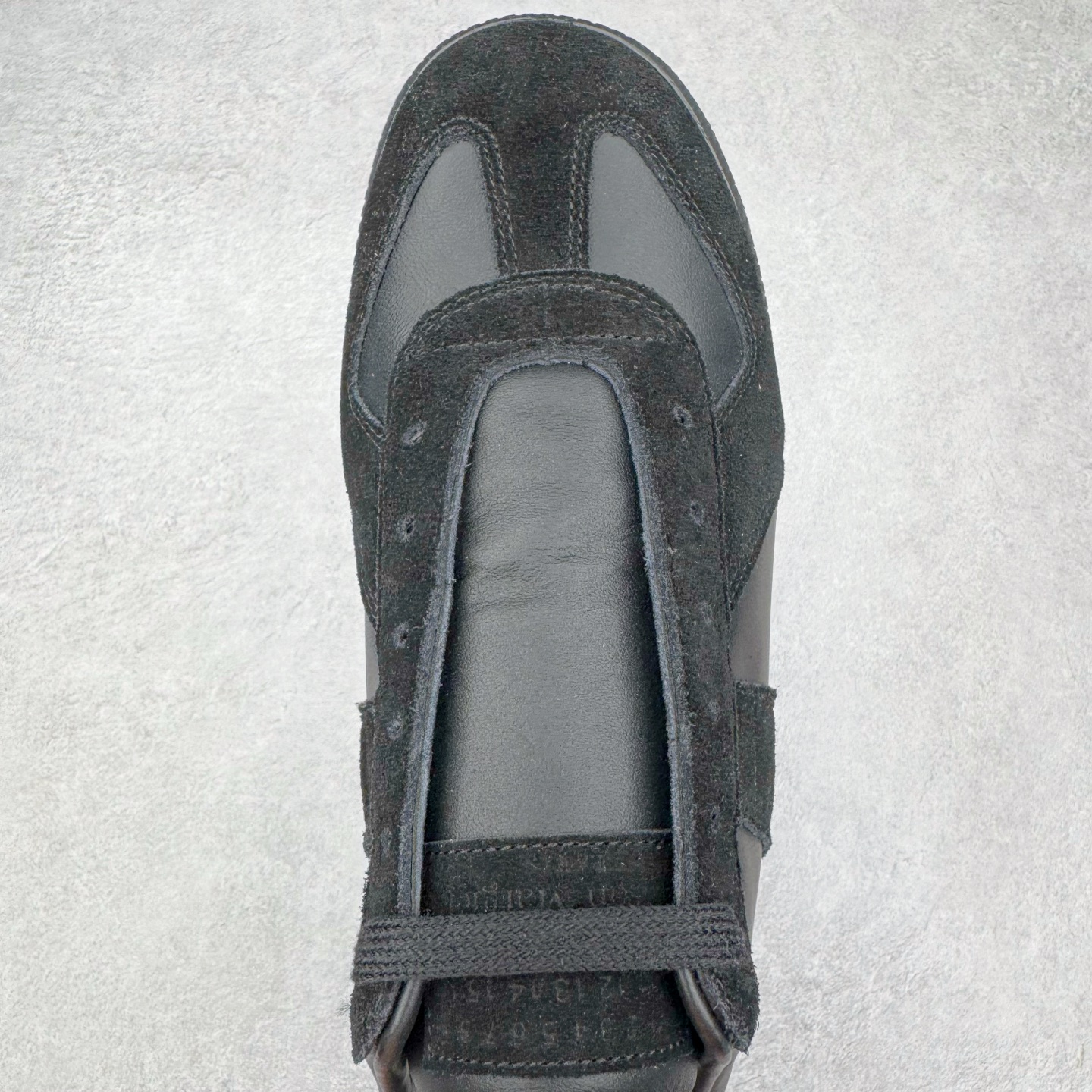 图片[4]-＃LJ渠道版 Maison Margiela Calfskin Replica 马吉拉复古低帮时尚德训鞋 上万点击率爆款 高端零售专供批次 全套原楦原纸板原厂数据开发 全鞋荧光划线卡点 胶水把控整洁度追求极致完美 多重QC质检 超越公司货的品控标准 实实在在的免检产品 原盒原配防尘袋购物卡 全网唯一正确0-23数字排版 一比一间距字体 内里全头层小羊皮 原版防滑鞋底设计 灰色翻毛牛皮 白色细纹贝利头层皮 依照原版逐帧开发 原装淡粉纸板中底带编号钢印 尺码：35 36 36.5 37 38 39 40 41 42 42.5 43 44 44.5 45-选品中心