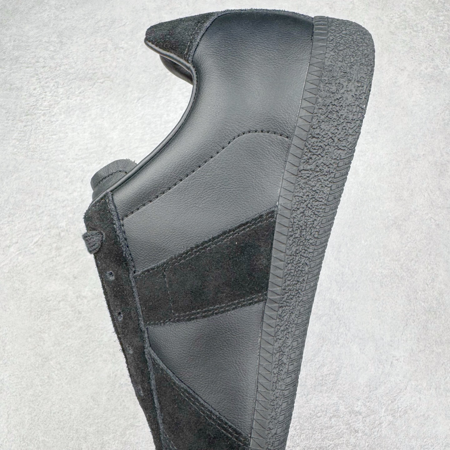 图片[7]-＃LJ渠道版 Maison Margiela Calfskin Replica 马吉拉复古低帮时尚德训鞋 上万点击率爆款 高端零售专供批次 全套原楦原纸板原厂数据开发 全鞋荧光划线卡点 胶水把控整洁度追求极致完美 多重QC质检 超越公司货的品控标准 实实在在的免检产品 原盒原配防尘袋购物卡 全网唯一正确0-23数字排版 一比一间距字体 内里全头层小羊皮 原版防滑鞋底设计 灰色翻毛牛皮 白色细纹贝利头层皮 依照原版逐帧开发 原装淡粉纸板中底带编号钢印 尺码：35 36 36.5 37 38 39 40 41 42 42.5 43 44 44.5 45-选品中心