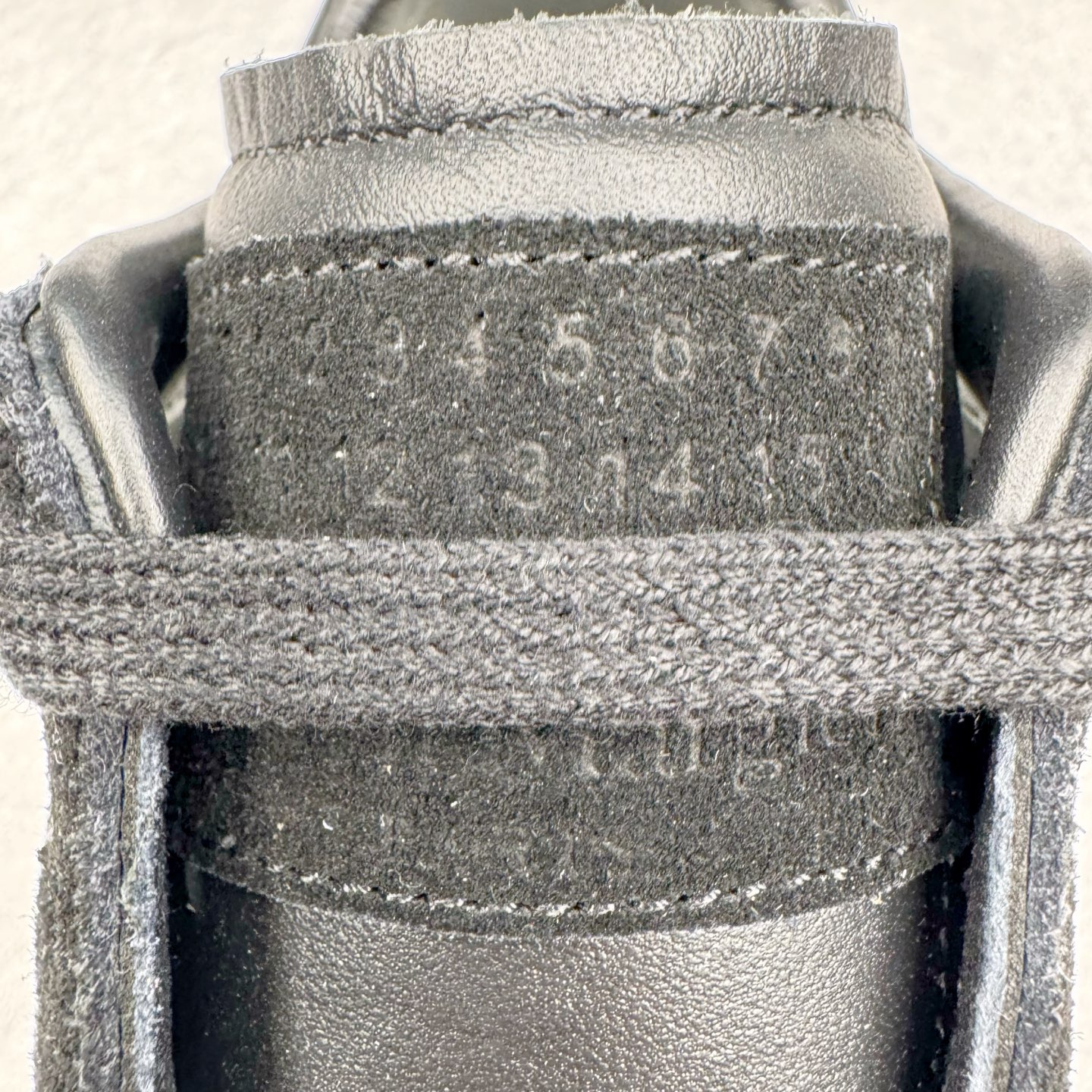 图片[16]-＃LJ渠道版 Maison Margiela Calfskin Replica 马吉拉复古低帮时尚德训鞋 上万点击率爆款 高端零售专供批次 全套原楦原纸板原厂数据开发 全鞋荧光划线卡点 胶水把控整洁度追求极致完美 多重QC质检 超越公司货的品控标准 实实在在的免检产品 原盒原配防尘袋购物卡 全网唯一正确0-23数字排版 一比一间距字体 内里全头层小羊皮 原版防滑鞋底设计 灰色翻毛牛皮 白色细纹贝利头层皮 依照原版逐帧开发 原装淡粉纸板中底带编号钢印 尺码：35 36 36.5 37 38 39 40 41 42 42.5 43 44 44.5 45-选品中心