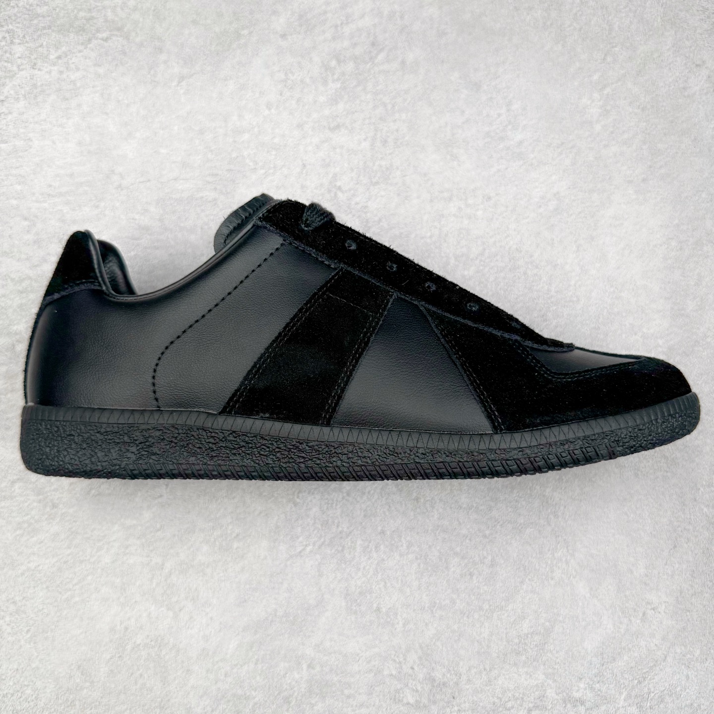 ＃LJ渠道版 Maison Margiela Calfskin Replica 马吉拉复古低帮时尚德训鞋 上万点击率爆款 高端零售专供批次 全套原楦原纸板原厂数据开发 全鞋荧光划线卡点 胶水把控整洁度追求极致完美 多重QC质检 超越公司货的品控标准 实实在在的免检产品 原盒原配防尘袋购物卡 全网唯一正确0-23数字排版 一比一间距字体 内里全头层小羊皮 原版防滑鞋底设计 灰色翻毛牛皮 白色细纹贝利头层皮 依照原版逐帧开发 原装淡粉纸板中底带编号钢印 尺码：35 36 36.5 37 38 39 40 41 42 42.5 43 44 44.5 45-选品中心
