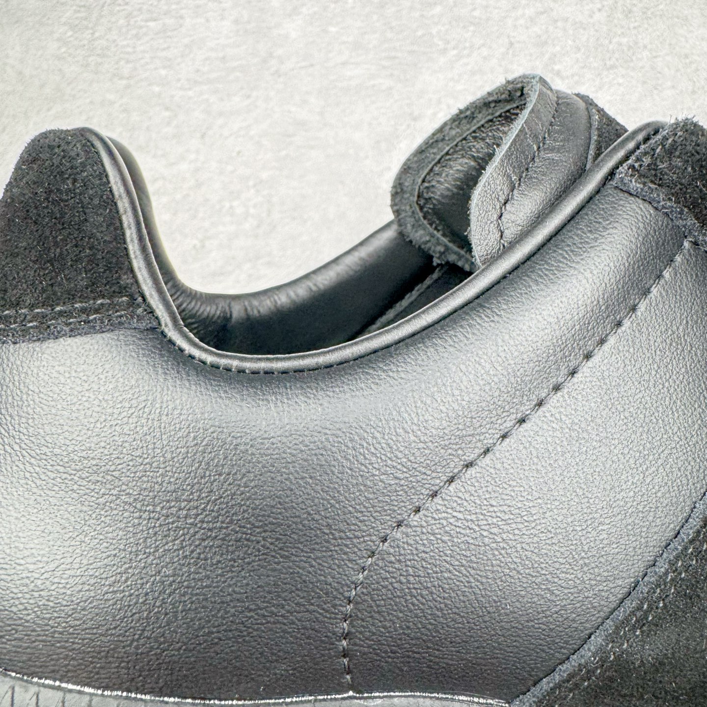 图片[15]-＃LJ渠道版 Maison Margiela Calfskin Replica 马吉拉复古低帮时尚德训鞋 上万点击率爆款 高端零售专供批次 全套原楦原纸板原厂数据开发 全鞋荧光划线卡点 胶水把控整洁度追求极致完美 多重QC质检 超越公司货的品控标准 实实在在的免检产品 原盒原配防尘袋购物卡 全网唯一正确0-23数字排版 一比一间距字体 内里全头层小羊皮 原版防滑鞋底设计 灰色翻毛牛皮 白色细纹贝利头层皮 依照原版逐帧开发 原装淡粉纸板中底带编号钢印 尺码：35 36 36.5 37 38 39 40 41 42 42.5 43 44 44.5 45-选品中心