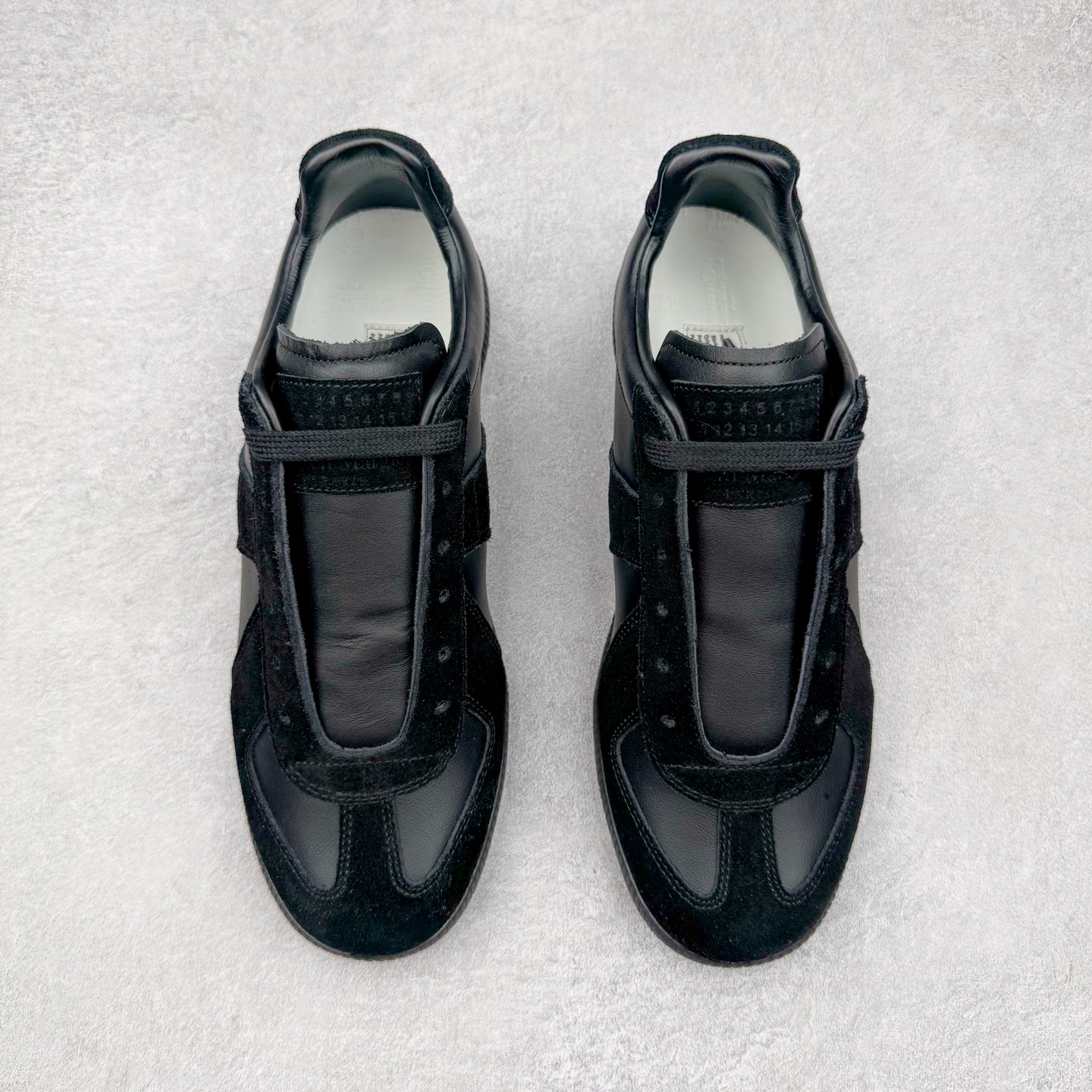 图片[2]-＃LJ渠道版 Maison Margiela Calfskin Replica 马吉拉复古低帮时尚德训鞋 上万点击率爆款 高端零售专供批次 全套原楦原纸板原厂数据开发 全鞋荧光划线卡点 胶水把控整洁度追求极致完美 多重QC质检 超越公司货的品控标准 实实在在的免检产品 原盒原配防尘袋购物卡 全网唯一正确0-23数字排版 一比一间距字体 内里全头层小羊皮 原版防滑鞋底设计 灰色翻毛牛皮 白色细纹贝利头层皮 依照原版逐帧开发 原装淡粉纸板中底带编号钢印 尺码：35 36 36.5 37 38 39 40 41 42 42.5 43 44 44.5 45-选品中心