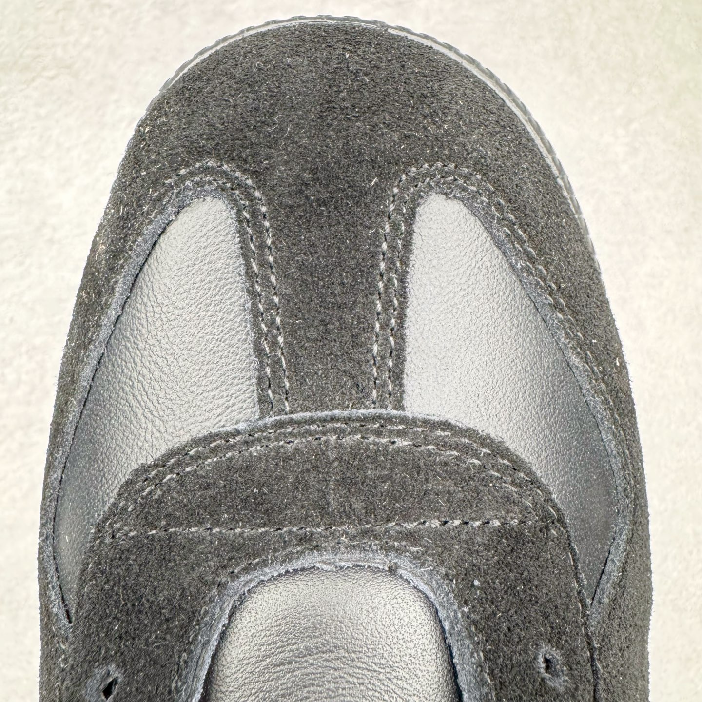 图片[10]-＃LJ渠道版 Maison Margiela Calfskin Replica 马吉拉复古低帮时尚德训鞋 上万点击率爆款 高端零售专供批次 全套原楦原纸板原厂数据开发 全鞋荧光划线卡点 胶水把控整洁度追求极致完美 多重QC质检 超越公司货的品控标准 实实在在的免检产品 原盒原配防尘袋购物卡 全网唯一正确0-23数字排版 一比一间距字体 内里全头层小羊皮 原版防滑鞋底设计 灰色翻毛牛皮 白色细纹贝利头层皮 依照原版逐帧开发 原装淡粉纸板中底带编号钢印 尺码：35 36 36.5 37 38 39 40 41 42 42.5 43 44 44.5 45-选品中心