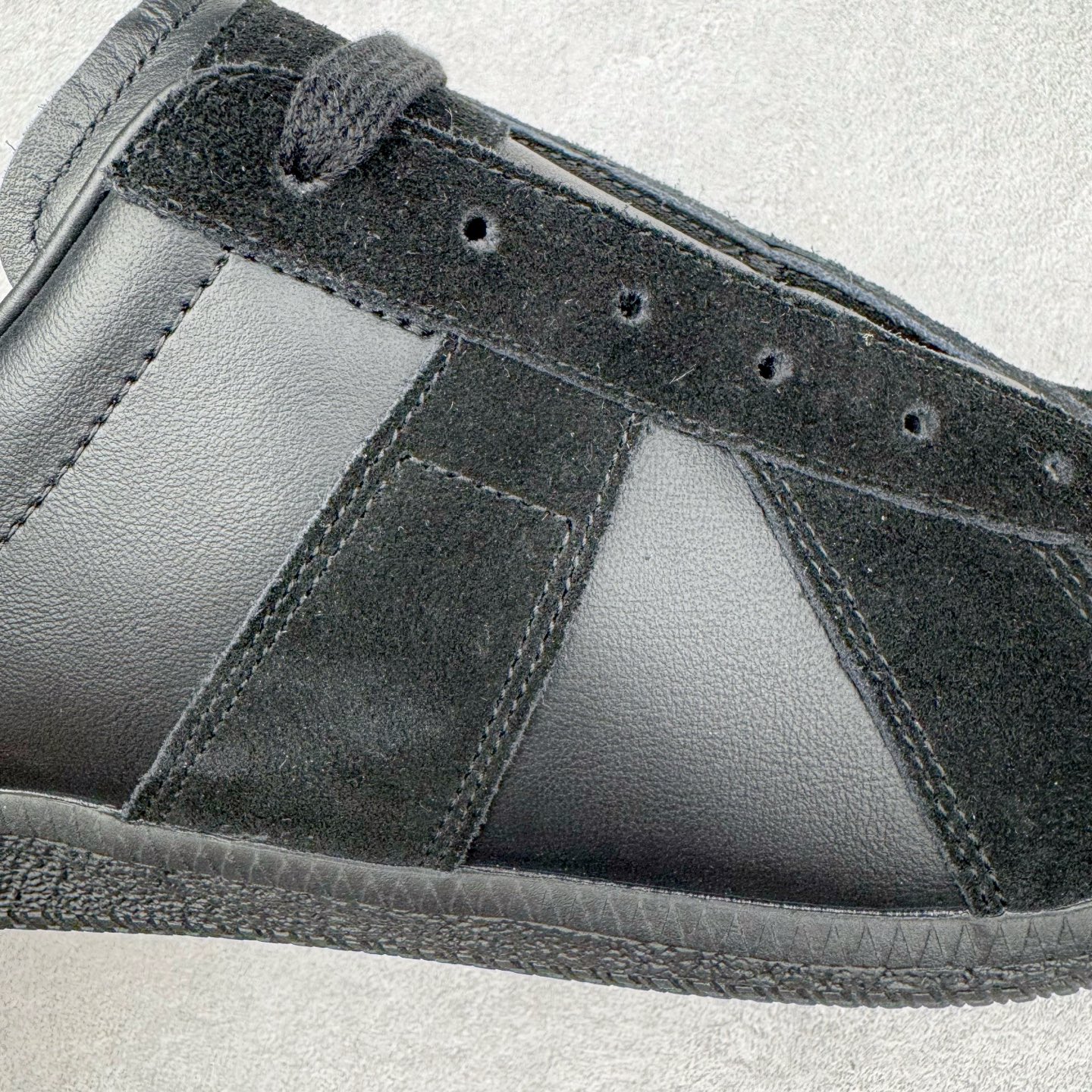 图片[11]-＃LJ渠道版 Maison Margiela Calfskin Replica 马吉拉复古低帮时尚德训鞋 上万点击率爆款 高端零售专供批次 全套原楦原纸板原厂数据开发 全鞋荧光划线卡点 胶水把控整洁度追求极致完美 多重QC质检 超越公司货的品控标准 实实在在的免检产品 原盒原配防尘袋购物卡 全网唯一正确0-23数字排版 一比一间距字体 内里全头层小羊皮 原版防滑鞋底设计 灰色翻毛牛皮 白色细纹贝利头层皮 依照原版逐帧开发 原装淡粉纸板中底带编号钢印 尺码：35 36 36.5 37 38 39 40 41 42 42.5 43 44 44.5 45-选品中心