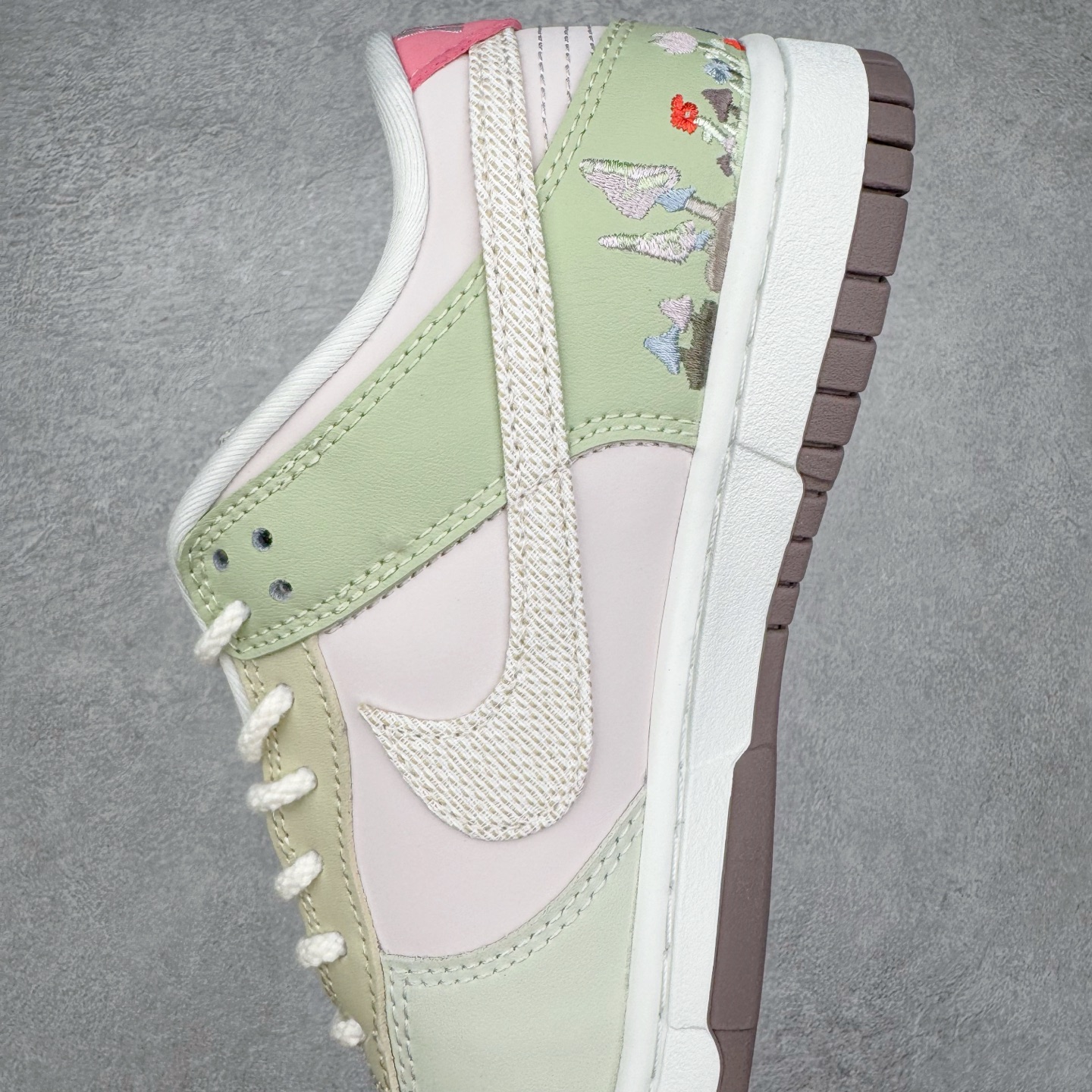 图片[7]-＃YC纯原 NK Dunk Low 蘑菇绿粉 IB8876-661 实力大厂出品 新配色陆续开发 利润个位数只为口碑 全套原纸板楦头开发 确保原汁原味 完美呈现DUNK版型 一比一鞋头弧度高度鞋身弧度 此版本只针对中端市场 皮料材质有所更替 其他数据细节工艺流程均保持一致 绝不口嗨 细节品控鞋型随意对比 独家私模官方第六代原厂航空铝磨具打磨大底 鞋头坡度极致还原 无解鞋型 原盒原配 圈内天花板工艺 原厂玻璃冲刀 超高清洁度 全鞋零毛边皮料切割 原厂中底布点胶 中底布拉帮走线遵循公司 尺码：36 36.5 37.5 38 38.5 39 40 40.5 41 42 42.5 43 44 44.5 45 46-选品中心