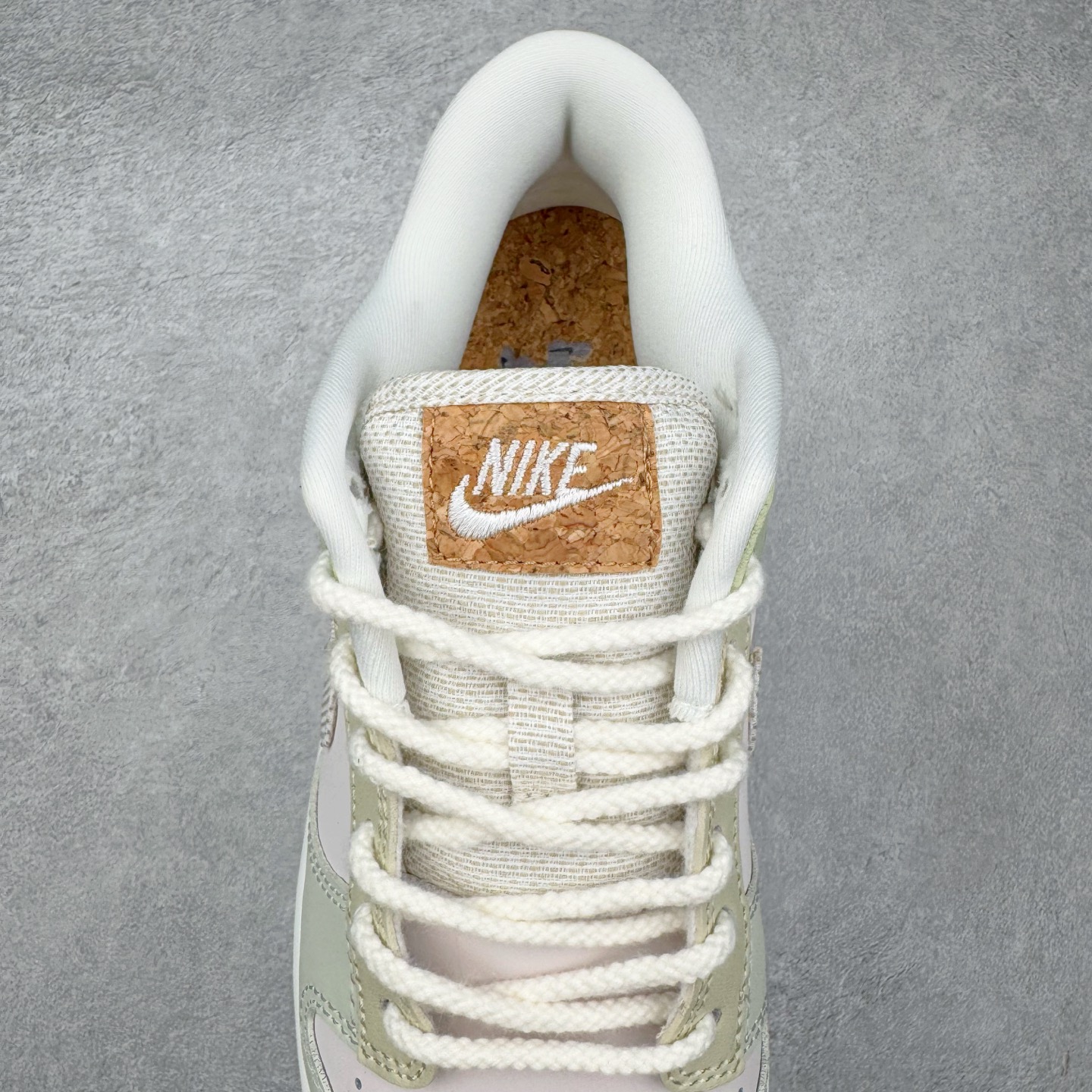 图片[5]-＃YC纯原 NK Dunk Low 蘑菇绿粉 IB8876-661 实力大厂出品 新配色陆续开发 利润个位数只为口碑 全套原纸板楦头开发 确保原汁原味 完美呈现DUNK版型 一比一鞋头弧度高度鞋身弧度 此版本只针对中端市场 皮料材质有所更替 其他数据细节工艺流程均保持一致 绝不口嗨 细节品控鞋型随意对比 独家私模官方第六代原厂航空铝磨具打磨大底 鞋头坡度极致还原 无解鞋型 原盒原配 圈内天花板工艺 原厂玻璃冲刀 超高清洁度 全鞋零毛边皮料切割 原厂中底布点胶 中底布拉帮走线遵循公司 尺码：36 36.5 37.5 38 38.5 39 40 40.5 41 42 42.5 43 44 44.5 45 46-选品中心