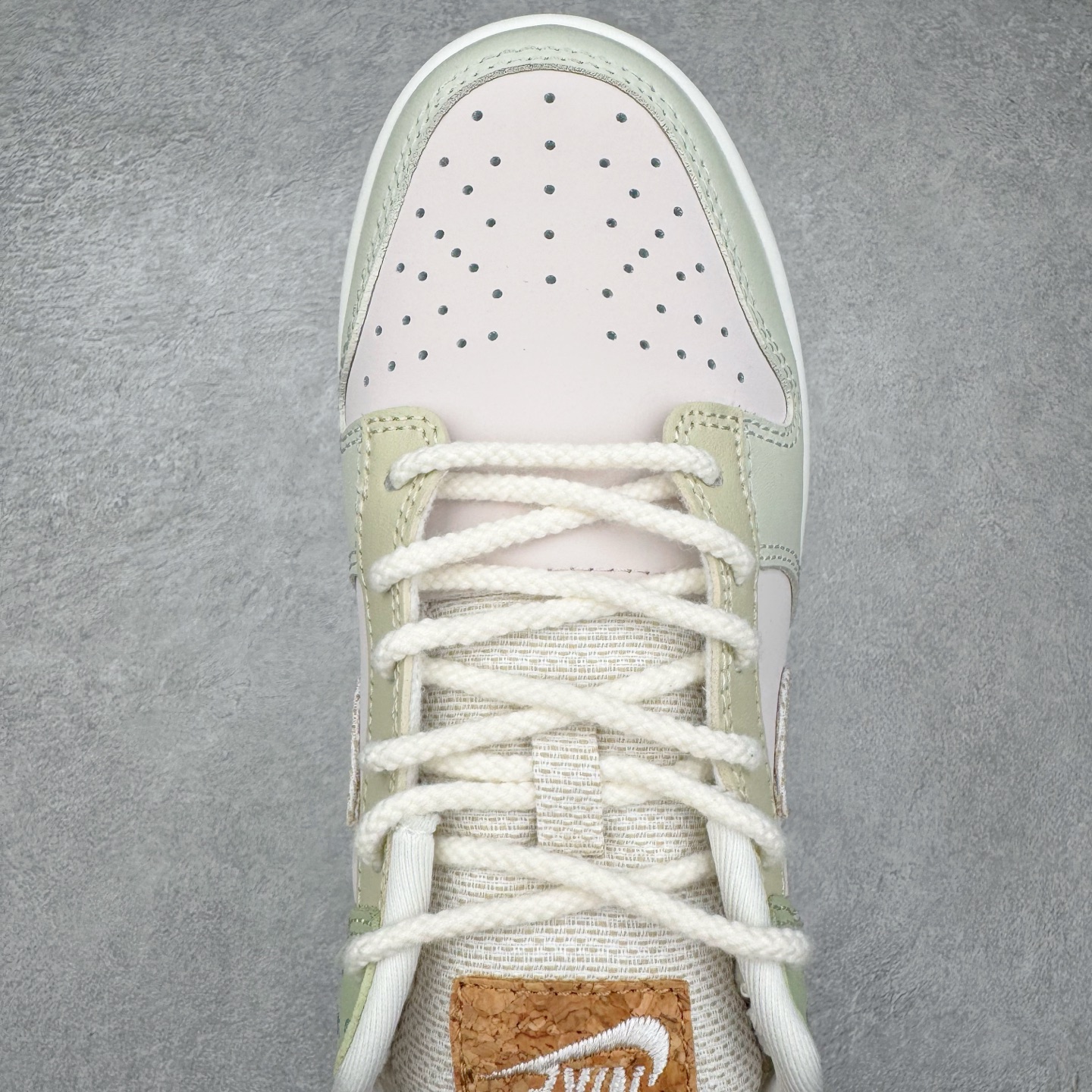 图片[4]-＃YC纯原 NK Dunk Low 蘑菇绿粉 IB8876-661 实力大厂出品 新配色陆续开发 利润个位数只为口碑 全套原纸板楦头开发 确保原汁原味 完美呈现DUNK版型 一比一鞋头弧度高度鞋身弧度 此版本只针对中端市场 皮料材质有所更替 其他数据细节工艺流程均保持一致 绝不口嗨 细节品控鞋型随意对比 独家私模官方第六代原厂航空铝磨具打磨大底 鞋头坡度极致还原 无解鞋型 原盒原配 圈内天花板工艺 原厂玻璃冲刀 超高清洁度 全鞋零毛边皮料切割 原厂中底布点胶 中底布拉帮走线遵循公司 尺码：36 36.5 37.5 38 38.5 39 40 40.5 41 42 42.5 43 44 44.5 45 46-选品中心