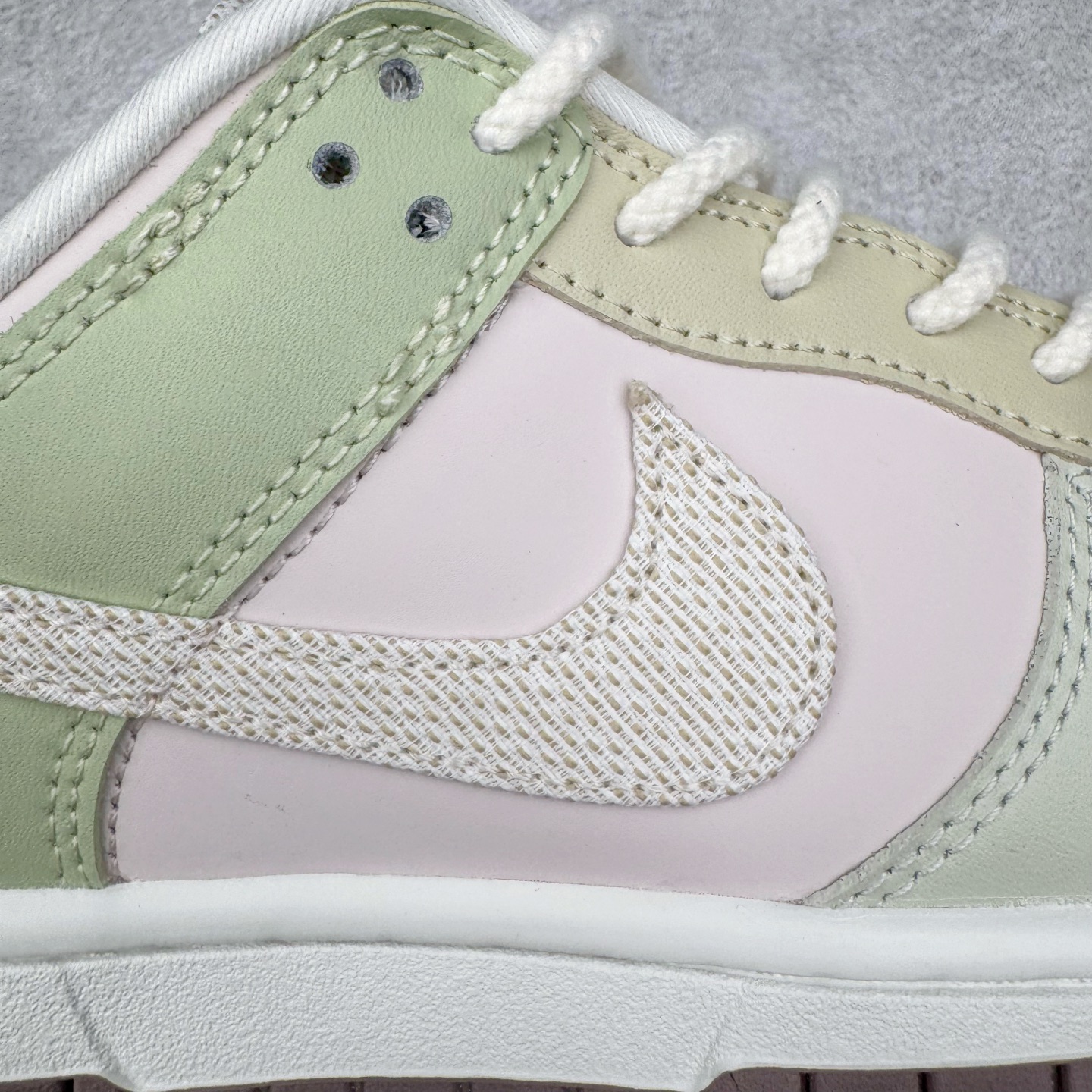 图片[13]-＃YC纯原 NK Dunk Low 蘑菇绿粉 IB8876-661 实力大厂出品 新配色陆续开发 利润个位数只为口碑 全套原纸板楦头开发 确保原汁原味 完美呈现DUNK版型 一比一鞋头弧度高度鞋身弧度 此版本只针对中端市场 皮料材质有所更替 其他数据细节工艺流程均保持一致 绝不口嗨 细节品控鞋型随意对比 独家私模官方第六代原厂航空铝磨具打磨大底 鞋头坡度极致还原 无解鞋型 原盒原配 圈内天花板工艺 原厂玻璃冲刀 超高清洁度 全鞋零毛边皮料切割 原厂中底布点胶 中底布拉帮走线遵循公司 尺码：36 36.5 37.5 38 38.5 39 40 40.5 41 42 42.5 43 44 44.5 45 46-选品中心