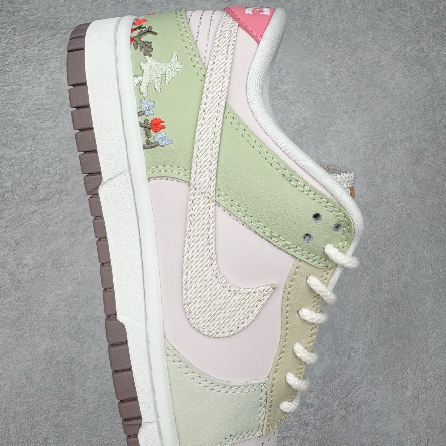 图片[6]-＃YC纯原 NK Dunk Low 蘑菇绿粉 IB8876-661 实力大厂出品 新配色陆续开发 利润个位数只为口碑 全套原纸板楦头开发 确保原汁原味 完美呈现DUNK版型 一比一鞋头弧度高度鞋身弧度 此版本只针对中端市场 皮料材质有所更替 其他数据细节工艺流程均保持一致 绝不口嗨 细节品控鞋型随意对比 独家私模官方第六代原厂航空铝磨具打磨大底 鞋头坡度极致还原 无解鞋型 原盒原配 圈内天花板工艺 原厂玻璃冲刀 超高清洁度 全鞋零毛边皮料切割 原厂中底布点胶 中底布拉帮走线遵循公司 尺码：36 36.5 37.5 38 38.5 39 40 40.5 41 42 42.5 43 44 44.5 45 46-选品中心