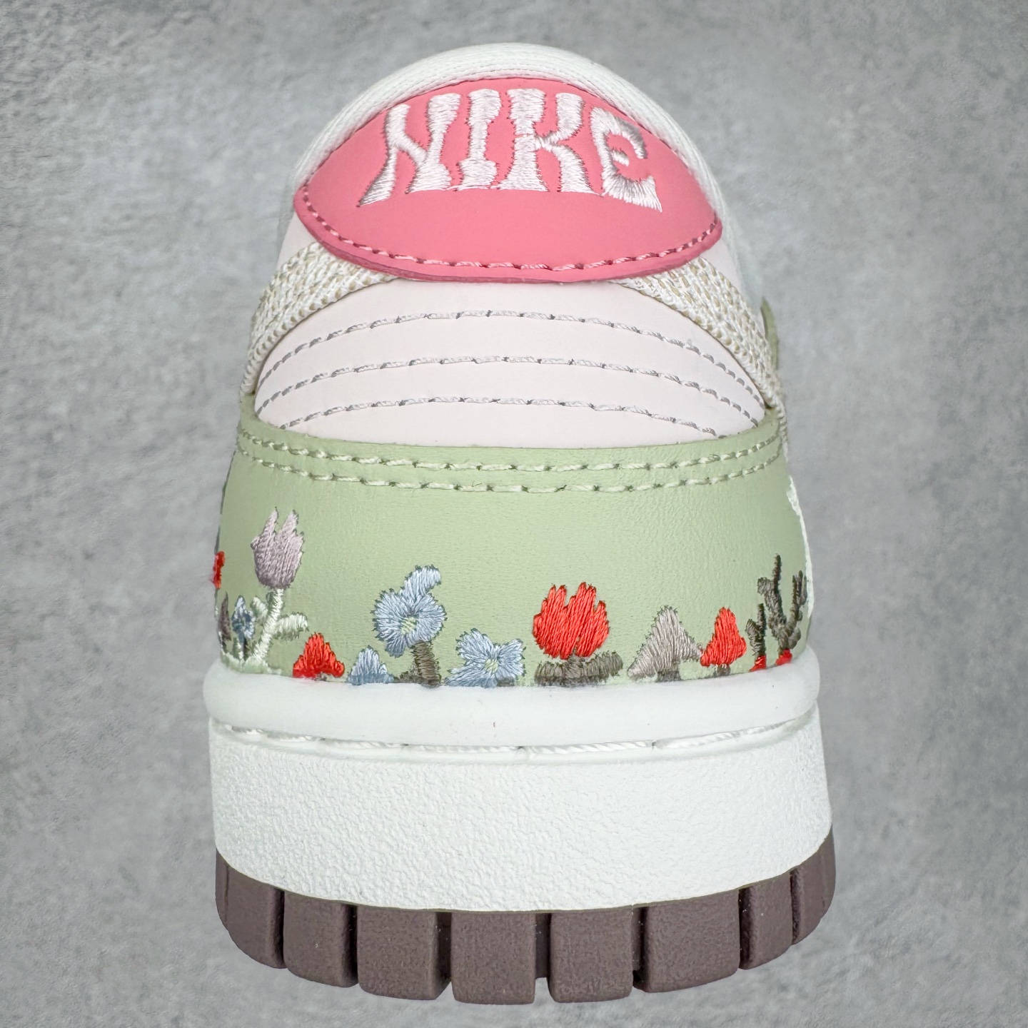 图片[8]-＃YC纯原 NK Dunk Low 蘑菇绿粉 IB8876-661 实力大厂出品 新配色陆续开发 利润个位数只为口碑 全套原纸板楦头开发 确保原汁原味 完美呈现DUNK版型 一比一鞋头弧度高度鞋身弧度 此版本只针对中端市场 皮料材质有所更替 其他数据细节工艺流程均保持一致 绝不口嗨 细节品控鞋型随意对比 独家私模官方第六代原厂航空铝磨具打磨大底 鞋头坡度极致还原 无解鞋型 原盒原配 圈内天花板工艺 原厂玻璃冲刀 超高清洁度 全鞋零毛边皮料切割 原厂中底布点胶 中底布拉帮走线遵循公司 尺码：36 36.5 37.5 38 38.5 39 40 40.5 41 42 42.5 43 44 44.5 45 46-选品中心